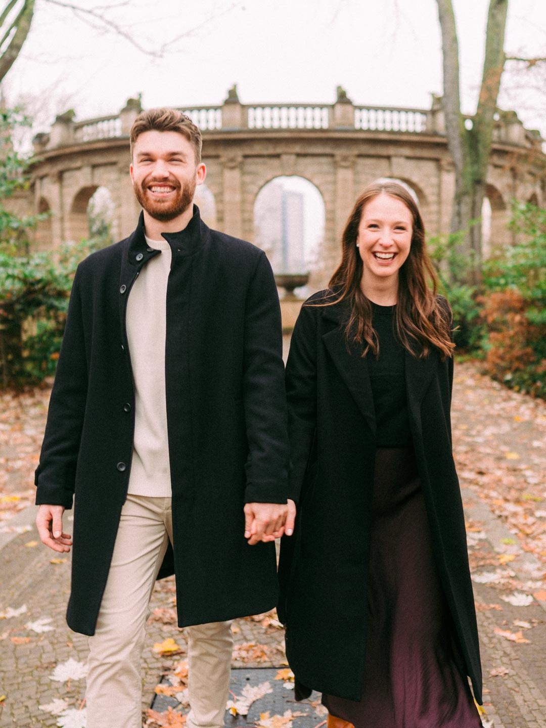 Fotografie, Video, 3D & Webdesign Brandenburg | M. Friel 6 Laura & Jack. Berlin state of mind. Für dieses Engagement-Shooting sind wir quer durch die Stadt gezogen. Von Spot zu Spot, mit viel Zeit und guten Gesprächen. Die meisten Paare haben am Anfang Respekt vor der großen Kamera. Das ist völlig normal. Meine wichtigste Aufgabe war es deshalb nicht, das Licht zu setzen, sondern die Kamera in den Hintergrund rücken zu lassen. Wenn die Gedanken ans „Fotografiertwerden“ verschwinden, entsteht Raum für echte Momente. Aus Unsicherheit wurde Vertrauen. Und aus Anspannung wurde diese absolut entspannte Atmosphäre. Laura und Jack heiraten dieses Jahr. Dieser Tag in Berlin war der perfekte Start. Urban. Modern. Ready. Ich freue mich riesig darauf, eure Hochzeit dieses Jahr zu fotografieren. —— Laura & Jack. Berlin State of Mind. For this engagement shoot, we walked across the city. From spot to spot, with plenty of time and good conversation. Most couples are initially intimidated by the big camera. That’s completely normal. So my most important task was not to set the lighting, but to let the camera fade into the background. When thoughts of “being photographed” disappear, there is room for real moments. Uncertainty turned into trust. And tension turned into this absolutely relaxed atmosphere. Laura and Jack are getting married this year. This day in Berlin was the perfect start. Urban. Modern. Ready. I am really looking forward to photographing your wedding this year.