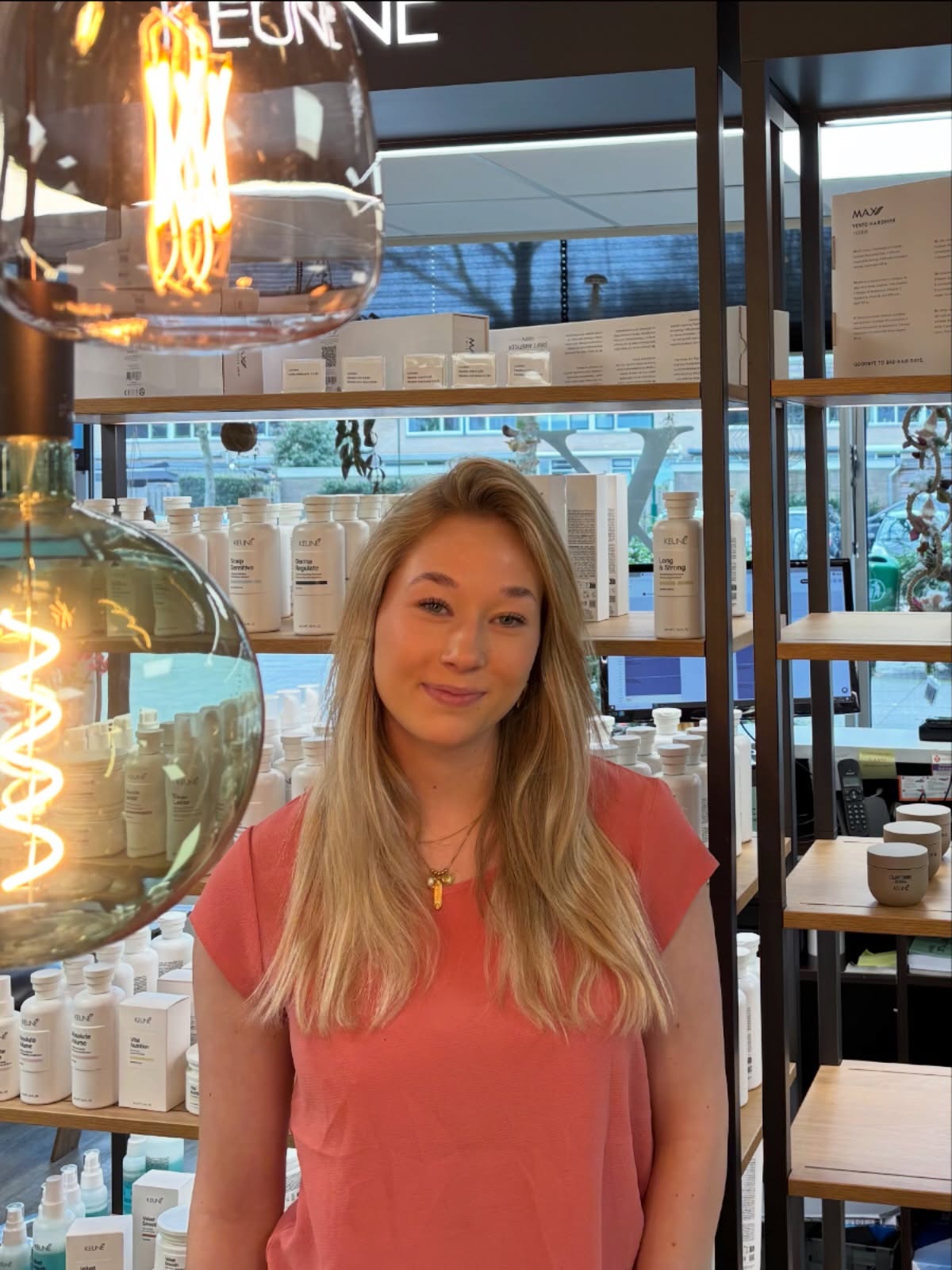 Hi allemaal! π
Ik ben Lua, 19 jaar!
Sinds 2 weken ben ik gestart met de kappersopleiding in Hilversum en werk ik op dinsdag, vrijdag en zaterdag bij Xstyle Kappers βοΈ
Je ziet mij vooral bij het haren wassen en ik ontvang jullie met liefde met een kopje koffie of thee βοΈπ΅
Ondertussen leer ik het kappersvak van mijn collegaβs en ben ik 1 dag op school! π
In mijn vrije tijd sport ik graag en ben ik veel met vrienden ποΈββοΈβ€οΈ
Ik hoop jullie snel te zien in de salon!
Liefs,
Lua