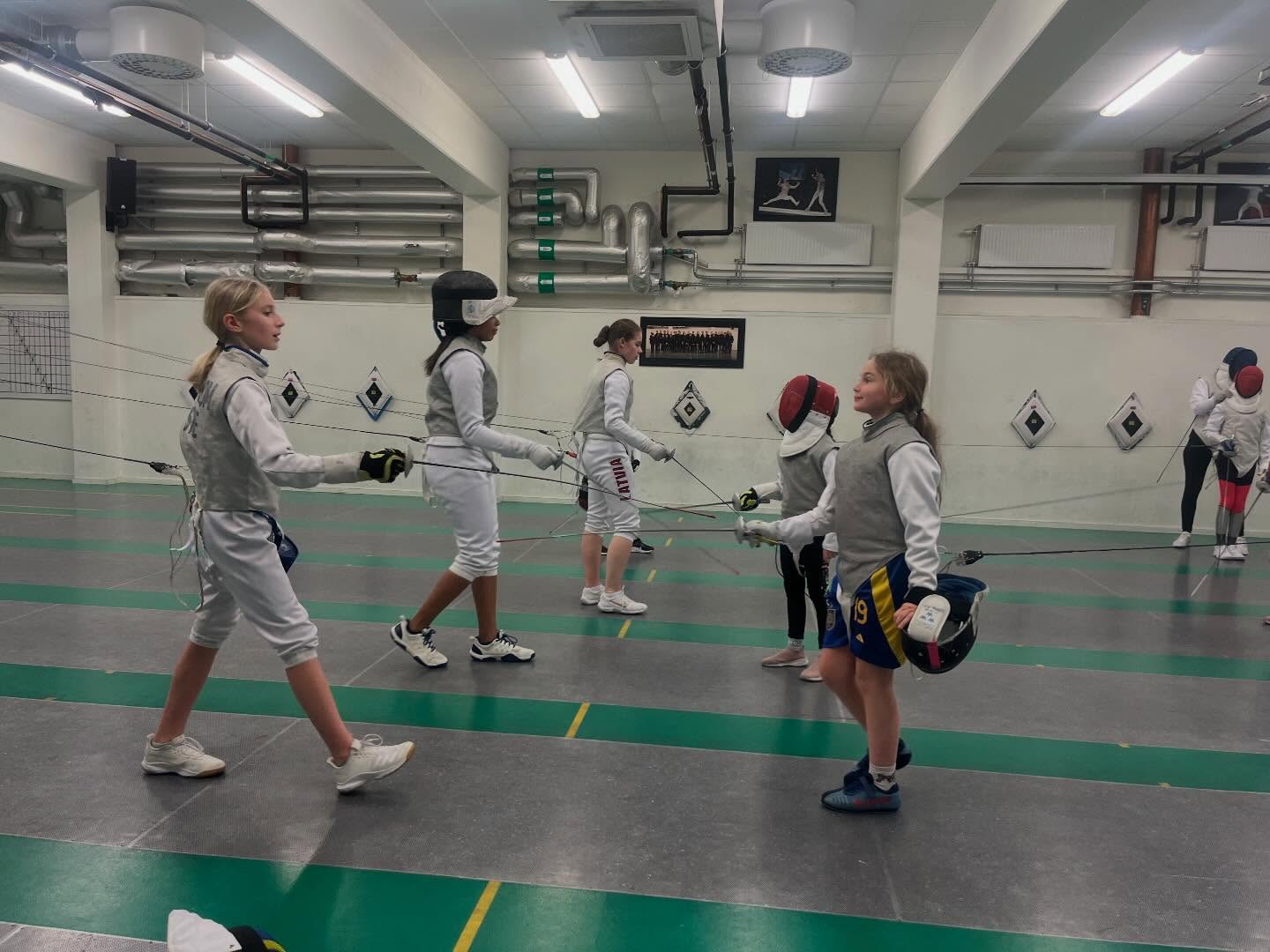 I fredags anordnade vi ett träningspass för alla våra tjejer på klubben💪 Det kom flera från alla olika åldrar där de äldre hjälpte till och lärde ut nya trix och knep till de yngre👊 Vi på Ängby tycker det är extremt viktigt att främja fäktning för alla och vi ser verkligen i fram emot nästa gång🐼
#ängbyärbäst