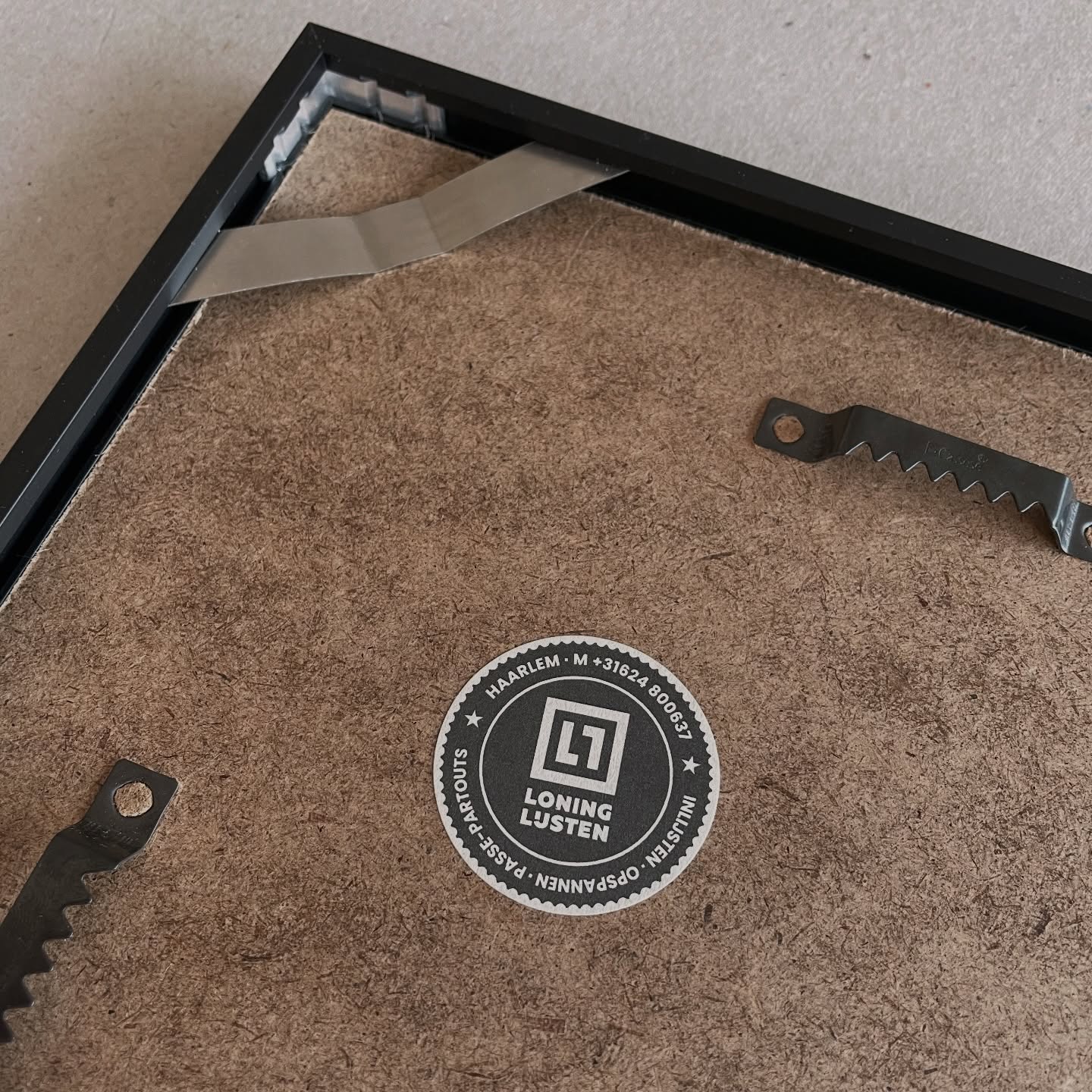 Voor het 1 jarige bestaan stickers laten maken bij @drukwerkdeal voor op de achterkant van lijsten. π