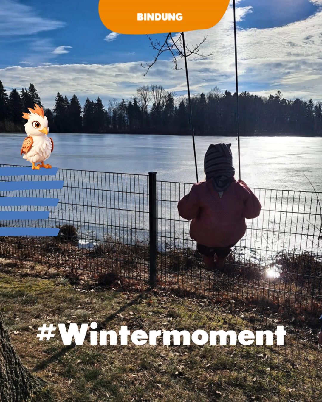 Stille darf sein. 🤍
Mitten im lebendigen Kita-Alltag – voller Lachen, Bewegung und Entdeckungen – gibt es auch diese Momente:
Ein Kind sitzt allein auf der Schaukel.
Der Blick geht weit hinaus über den zugefrorenen See.
Ganz still. Ganz bei sich.
Wir glauben daran, dass Kinder nicht nur Impulse und Trubel brauchen, sondern auch Raum für Ruhe.
Momente, in denen nichts erwartet wird.
In denen Gedanken wandern dürfen.
In denen Gefühle sich ordnen können.
In denen einfach nur geschaut, gespürt und geatmet wird.
In solchen Augenblicken üben Kinder etwas ganz Wesentliches:
bei sich anzukommen und Spannung selbstständig zu regulieren.
Diese stillen Zeiten sind kein „Leerlauf“ im Alltag –
sie sind ein wichtiger Teil der Entwicklung von Selbstwahrnehmung und Selbstregulation.
☕ Und das ist auch die offizielle Einladung an alle Großen:
Pause machen. Kaffee nachfüllen. Und den Blick zwischendurch einfach mal schweifen lassen.
#Stille #ZeitFürMich #Selbstregulation #KindlicheEntwicklung #oelsnitzerzgebirge #Wintermoment #phoenixONE