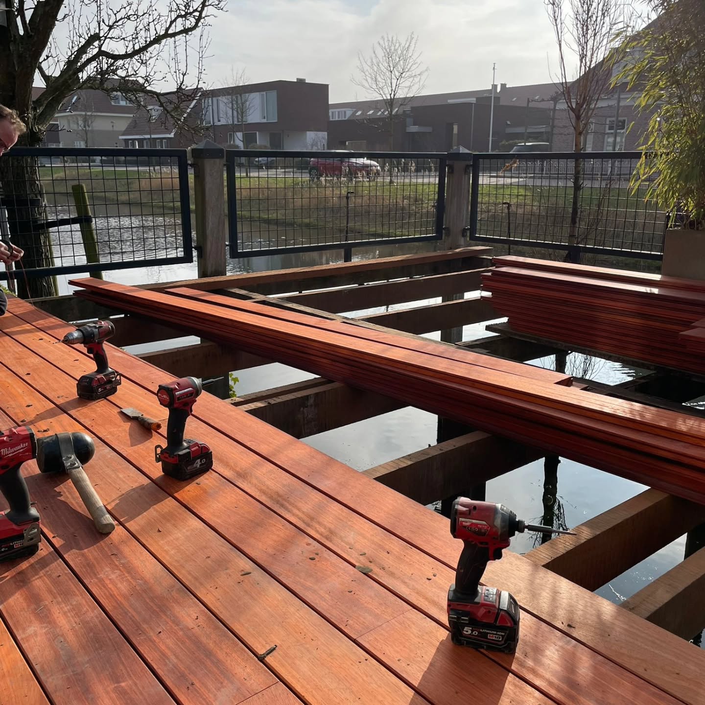 Vorige week hebben we een mooie vlonder van Padouk mogen maken, boven het water. De oude vlonder en draagbaken waren namenlijk aan vervanging toe. Dit Padouk hout is een hoogwaardige tropisch hardhoutsoort met een opvallende rode kleur, die na verloo…