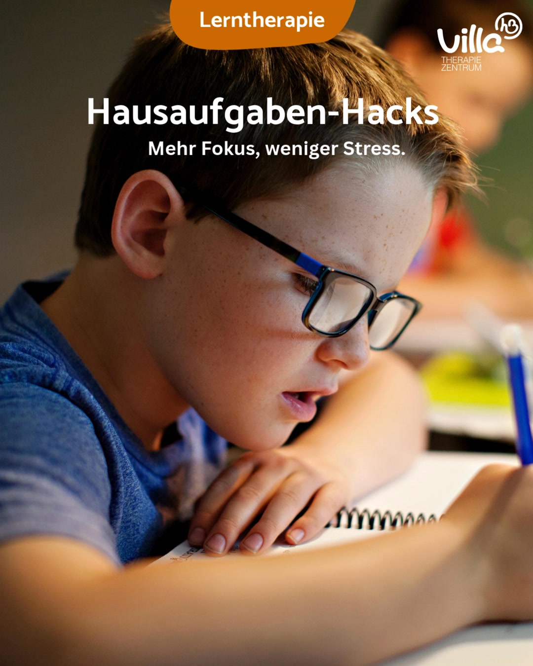 Wem gehören die Hausaufgaben?
Aus Sicht der Lerntherapie im Villa h3 Therapiezentrum ist klar:
👉 Die Hausaufgaben gehören dem Kind.
Aber: Kinder sollen damit nicht allein gelassen werden.
👀 Die Rolle der Eltern:
Eltern sind Lernbegleiter – nicht Problemlöser.
Sinnvoll ist es, in der Nähe zu sein für Rückfragen, Orientierung und Sicherheit.
📖 Vor dem Start:
Das Kind liest die Aufgabe selbst, überlegt:
- Was wird verlangt?
- Welche Methode nutze ich?
- Was brauche ich dafür?
Danach gibt es die Aufgabe den Eltern in eigenen Worten wieder.
➡️ Das fördert Verstehen, Struktur und Selbstständigkeit.
Frust vermeiden:
Ohne Rückversicherung zu starten, führt oft zu Fehlern – und dem Gefühl, „alles umsonst gemacht“ zu haben.
👉 Eltern geben Hinweise, stellen Fragen, ohne die Lösung vorzugeben.
Zeitmanagement gehört dazu:
Wenn viel ansteht, brauchen Kinder Unterstützung bei Planung und Zeiteinteilung.
Denn Zeitmanagement ist eine erlernbare Fähigkeit, keine Selbstverständlichkeit.
Lerntherapeutisch bedeutet das:
Verantwortung beim Kind – Struktur durch die Eltern.
Begleiten statt übernehmen.
#HausaufgabenHacks #MehrFokusWenigerStress #VillaH3 #Lerntherapie #Elternwissen #Hausaufgaben #SelbstständigkeitFördern #StressfreiLernen