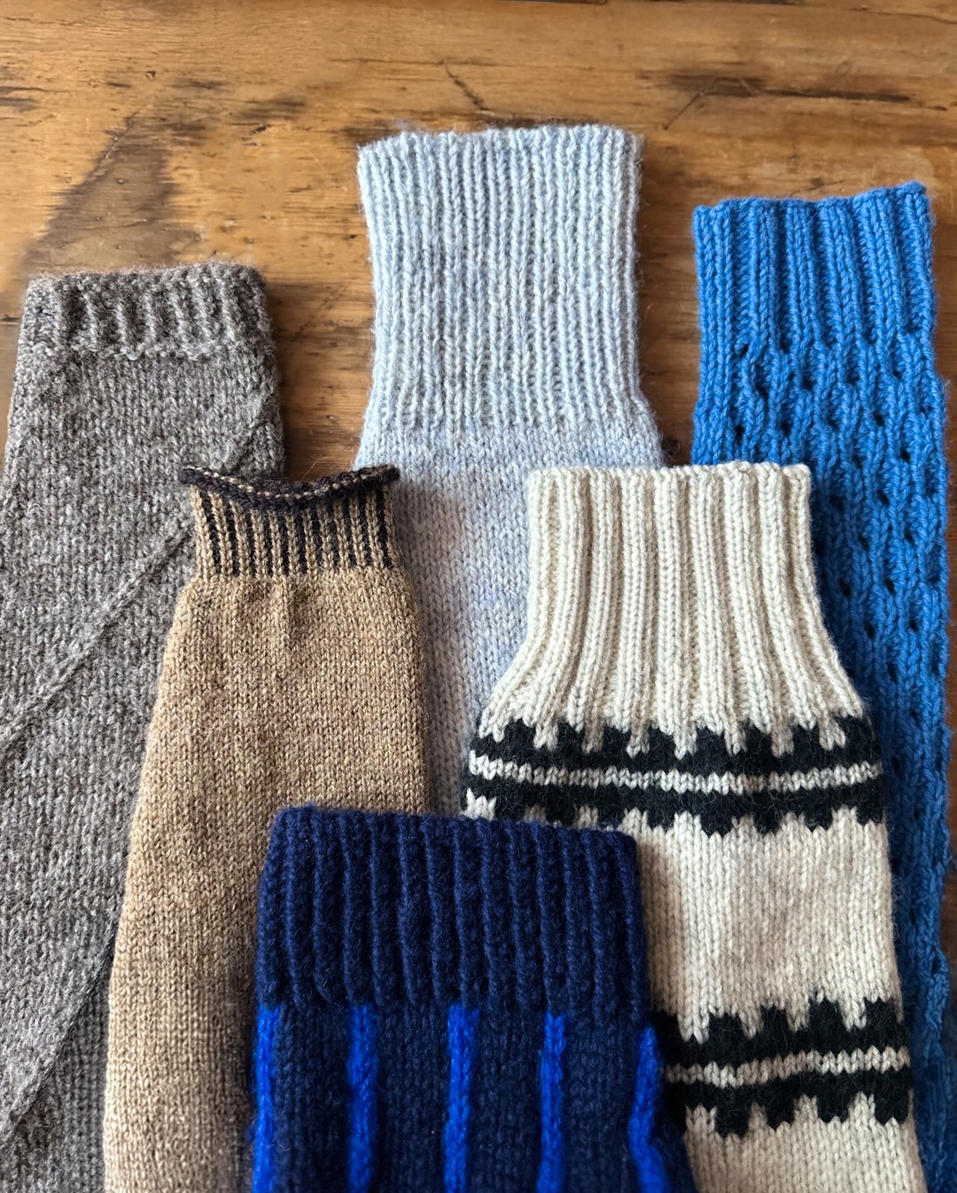 So viele liebevoll gestrickte Ausstellungsstücke findet ihr bei uns im Laden.
An jedem Modell findet ihr außerdem einen Anhänger mit allen Infos: Name des Designs, verwendete Wolle, passende Nadeln und einen QR-Code, über den ihr ganz unkompliziert zur Anleitung gelangt.
Viel Freude beim Entdecken und natürlich beim Stricken! ️
Projekte:
Whelk Sweater von @ruthemann_design
Roots and Shoots Sweater von @tetisknitgarden
Vänern Cardigan von @reetselig
Wave Sweater von @spektakelstrik
Ridge Sweater von @sandnesgarn
Miriam von @lamanayarns