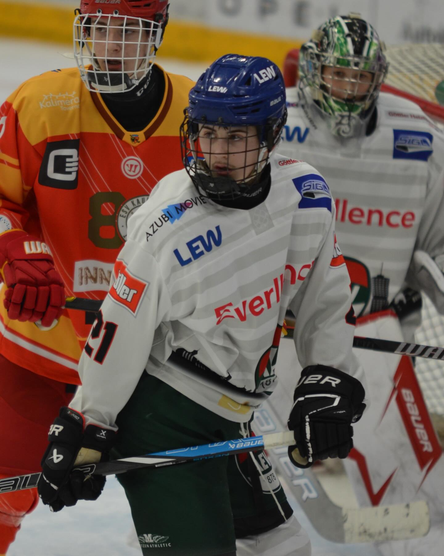 U15 – Auswärtsspiel in Kaufbeuren
Früher Rückstand: Nach 31 Sekunden liegt der AEV hinten.
In der 6. Minute gelingt der Ausgleich, doch ESV Kaufbeuren antwortet direkt und erhöht mit drei schnellen Treffern auf 4:1.
Kurz vor der Pause fällt noch das 4:2.
Im zweiten Drittel nutzt Kaufbeuren seine Chancen konsequenter und stellt auf 5:2. Defensiv stabiler, offensiv fehlt weiterhin die letzte Durchschlagskraft.
Im Schlussdrittel kommt der AEV noch einmal auf 5:4 heran, zwei schnelle Gegentore entscheiden jedoch die Partie. Endstand: 7:4.
Fazit:
Einsatz und Moral stimmen, einfache Fehler machen den Unterschied.
Ausblick:
Bereits am 21.02. um 15:45 Uhr steht das Heimspiel gegen ESV Kaufbeuren an – die nächste Chance, es besser zu machen.
#nurderaev #zukunfteishockey #U15