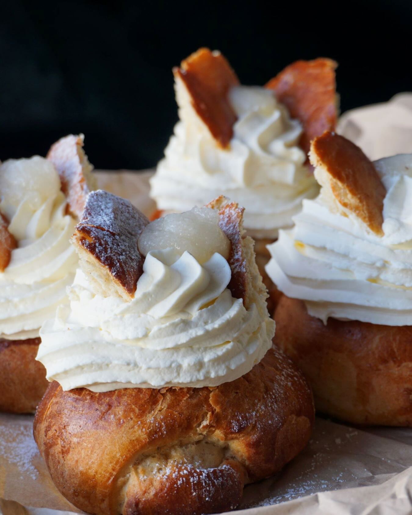 Fettisdagen är här!
Idag bjuder vi på minisemlor till lunchen - en perfekt liten söt avslutning på måltiden. Välkomna in! 🤍🍽️