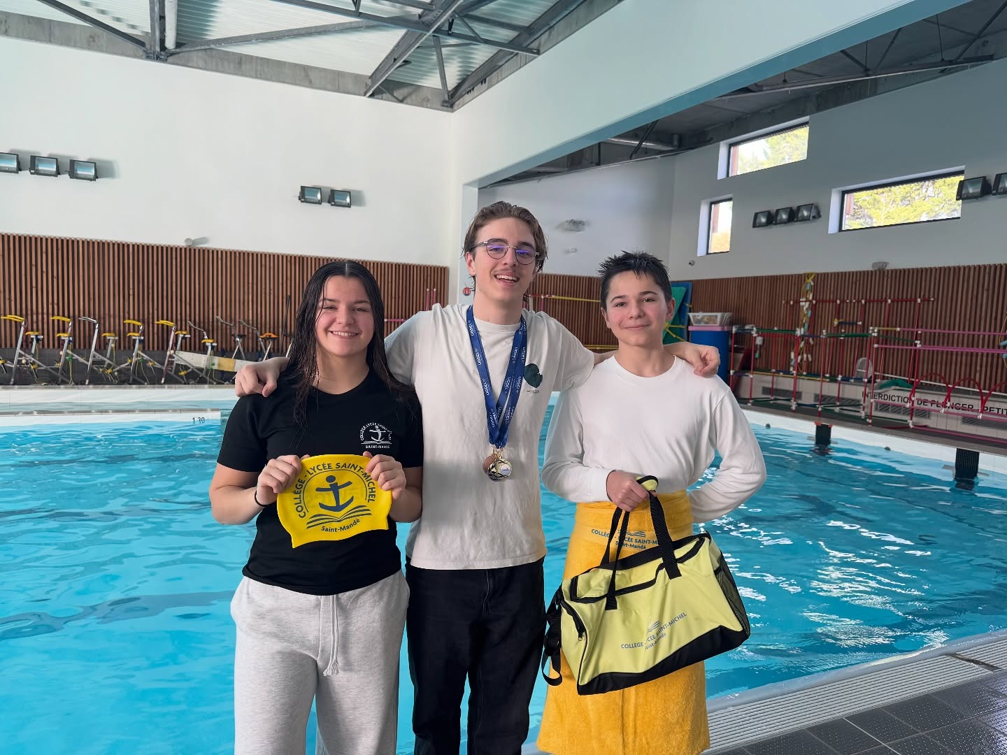 🔥 Retour sur nos dernières performances sportives ! 🏅
Merci à notre sponsor @newrest_group pour les bonnets, sacs et serviettes !
🏊♂️ Natation
Camille / Paul Mallet brille avec une médaille d’or au 200 m nage libre open, l’argent au 100 m dos et le bronze au 100 m nage libre ! 👏
Vadim également au rendez-vous 💪
⚽ Futsal
Belle compétition face à l’établissement Saint-André (Choisy-le-Roi) : 4e et 3e places au classement, avec une victoire éclatante de Saint-Mandé 7-0 🔥
🏸 Badminton – Promo Île-de-France
Rafael Sitbon (6ème) : 4 ème place
Tom Savoie : 17 ème
Ernest Dayen : 19 ème
Louis Barlois : 13 ème
Bravo à tous pour votre engagement ! 👏
🏓 Tennis de table
Podium pour Clément B (6ème) qui décroche une superbe 2e place 🥈
Félicitations à tous nos élèves pour leur motivation et leurs résultats ! 💙💛
#SportScolaire #Fierté #Team #lycee #college #saintmichel #saintmandé #medaille #natation
