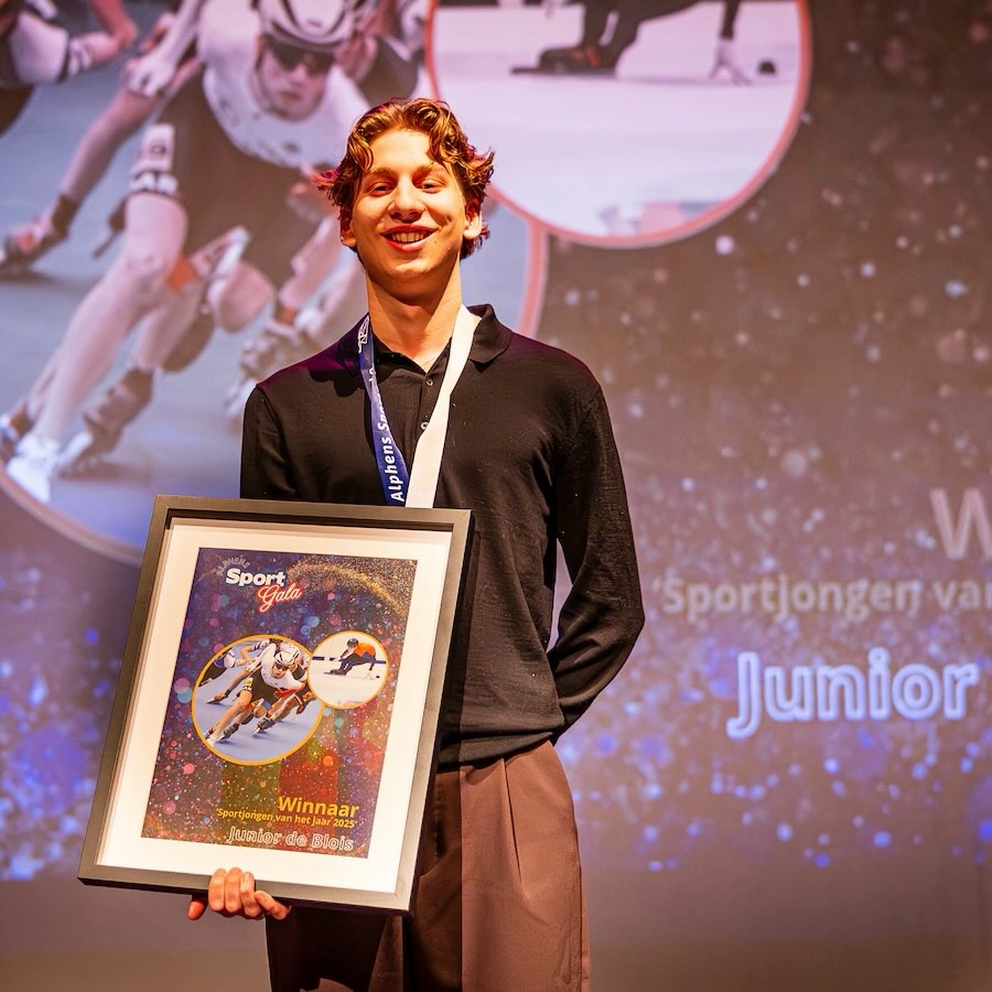 Lintsen Kappers is trots sponsor van Alphenaar Junior de Blois. Junior zit in het KNSB Talent Team en is elke dag bezig met beter worden. Hard trainen, veel leren en blijven doorgaan. Als beloning hiervoor is Junior recent ook verkozen tot “Sportjongen van het jaar” van Alphen aan den Rijn, gefeliciteerd!
Junior komt vanuit het shorttracken. Dat is een andere wereld: Kort, fel & veel actie. Toch heeft Junior de keuze gemaakt om helemaal voor de langebaan te gaan. Dat is best een omschakeling, maar hij heeft er duidelijk zin in. Hij wilde iets nieuws, een nieuwe uitdaging. Een recente schouderblessure heeft het laatste zetje in de rug gegeven om definitief de overstap naar het langebaanschaatsen te maken.
Wat meteen opvalt aan Junior is dat hij kan sprinten. Hij heeft snelheid in de benen, komt snel op gang en kan echt hard rijden. Dat is een kwaliteit die je niet zomaar aanleert. Nu is het vooral de kunst om dat sprintgevoel steeds beter te combineren met de langebaan.
Het is mooi om als Alphens bedrijf een jonge sporter te helpen om door te groeien. Voor Junior betekent het vooral steun krijgen om zich volledig te kunnen richten op schaatsen en zijn ontwikkeling op de langebaan. Hier ondersteunen wij Junior graag bij en daarom sponsort Lintsen Kappers de custom langebaan schoenen! We wensen Junior veel succes!