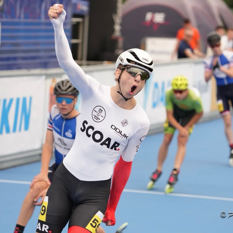 Lintsen Kappers is trots sponsor van Alphenaar Junior de Blois. Junior zit in het KNSB Talent Team en is elke dag bezig met beter worden. Hard trainen, veel leren en blijven doorgaan. Als beloning hiervoor is Junior recent ook verkozen tot “Sportjongen van het jaar” van Alphen aan den Rijn, gefeliciteerd!
Junior komt vanuit het shorttracken. Dat is een andere wereld: Kort, fel & veel actie. Toch heeft Junior de keuze gemaakt om helemaal voor de langebaan te gaan. Dat is best een omschakeling, maar hij heeft er duidelijk zin in. Hij wilde iets nieuws, een nieuwe uitdaging. Een recente schouderblessure heeft het laatste zetje in de rug gegeven om definitief de overstap naar het langebaanschaatsen te maken.
Wat meteen opvalt aan Junior is dat hij kan sprinten. Hij heeft snelheid in de benen, komt snel op gang en kan echt hard rijden. Dat is een kwaliteit die je niet zomaar aanleert. Nu is het vooral de kunst om dat sprintgevoel steeds beter te combineren met de langebaan.
Het is mooi om als Alphens bedrijf een jonge sporter te helpen om door te groeien. Voor Junior betekent het vooral steun krijgen om zich volledig te kunnen richten op schaatsen en zijn ontwikkeling op de langebaan. Hier ondersteunen wij Junior graag bij en daarom sponsort Lintsen Kappers de custom langebaan schoenen! We wensen Junior veel succes!