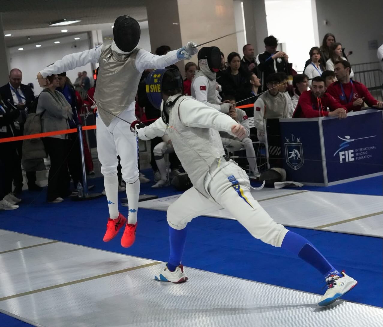 Sportlovs veckan har varit en hektiskt sådan för Ängbys räkning👏 Det har nämligen varit kadett och junior EM i Tbilisi, Georgien🇬🇪
Först ut var det kadetternas tur där två stycken Ängby fäktare ställde upp🤺 Allra bäst gick det för Jonathan som efter en stark poule gick vidare direkt till tableau 64💪 Där tog det tyvärr slut dock och han slutade på plats 41👌 Alvar lyckades också att ta sig vidare efter poulen, men förlorade i 128:an dessvärre och landade på 69:e platsen. En stark insats icke desto mindre🫡 I laget var det både upp och nergångar som resulterade i plats 15 för våra kadetter🤝
När det var dags för juniorerna anslöt sig tre nya fäktare. Sara som vara enda tjej från Ängby blev lottad är svår poule och kom inte vidare till direkterna. Dock en bra insats ändå👊 På herrsidan ställde de två kadetterna upp också och här gjorde Jonathan är superb tävling🥳 Efter en 15-14 match till honom i 64:an kom han som enda svensk in i 32:an. Där blev det förlust mot Barby från Tyskland🙏 Alvar kom på plats 71 och Tristan kom han heller inte vidare efter poulen vilket gav han 85:e platsen. Till sist har vi Erik som efter en bra match i 128:an stod mot tufft motstånd i 64:an i form av en belarus där det blev en förlust👏👌 Herrlagets prestation var inte riktigt vad vi hade tänkt oss, men det gav ändå bra erfarenhet😤
Nu laddar vi om till resten av säsongen och hoppas på fler resultat och spännande matcher🧏♂️🐼
#ängbyärbäst #svartvittguld