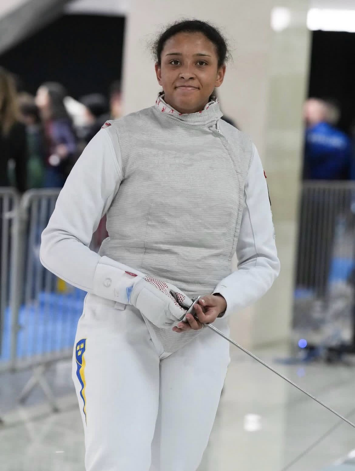 Sportlovs veckan har varit en hektiskt sådan för Ängbys räkning👏 Det har nämligen varit kadett och junior EM i Tbilisi, Georgien🇬🇪
Först ut var det kadetternas tur där två stycken Ängby fäktare ställde upp🤺 Allra bäst gick det för Jonathan som efter en stark poule gick vidare direkt till tableau 64💪 Där tog det tyvärr slut dock och han slutade på plats 41👌 Alvar lyckades också att ta sig vidare efter poulen, men förlorade i 128:an dessvärre och landade på 69:e platsen. En stark insats icke desto mindre🫡 I laget var det både upp och nergångar som resulterade i plats 15 för våra kadetter🤝
När det var dags för juniorerna anslöt sig tre nya fäktare. Sara som vara enda tjej från Ängby blev lottad är svår poule och kom inte vidare till direkterna. Dock en bra insats ändå👊 På herrsidan ställde de två kadetterna upp också och här gjorde Jonathan är superb tävling🥳 Efter en 15-14 match till honom i 64:an kom han som enda svensk in i 32:an. Där blev det förlust mot Barby från Tyskland🙏 Alvar kom på plats 71 och Tristan kom han heller inte vidare efter poulen vilket gav han 85:e platsen. Till sist har vi Erik som efter en bra match i 128:an stod mot tufft motstånd i 64:an i form av en belarus där det blev en förlust👏👌 Herrlagets prestation var inte riktigt vad vi hade tänkt oss, men det gav ändå bra erfarenhet😤
Nu laddar vi om till resten av säsongen och hoppas på fler resultat och spännande matcher🧏♂️🐼
#ängbyärbäst #svartvittguld