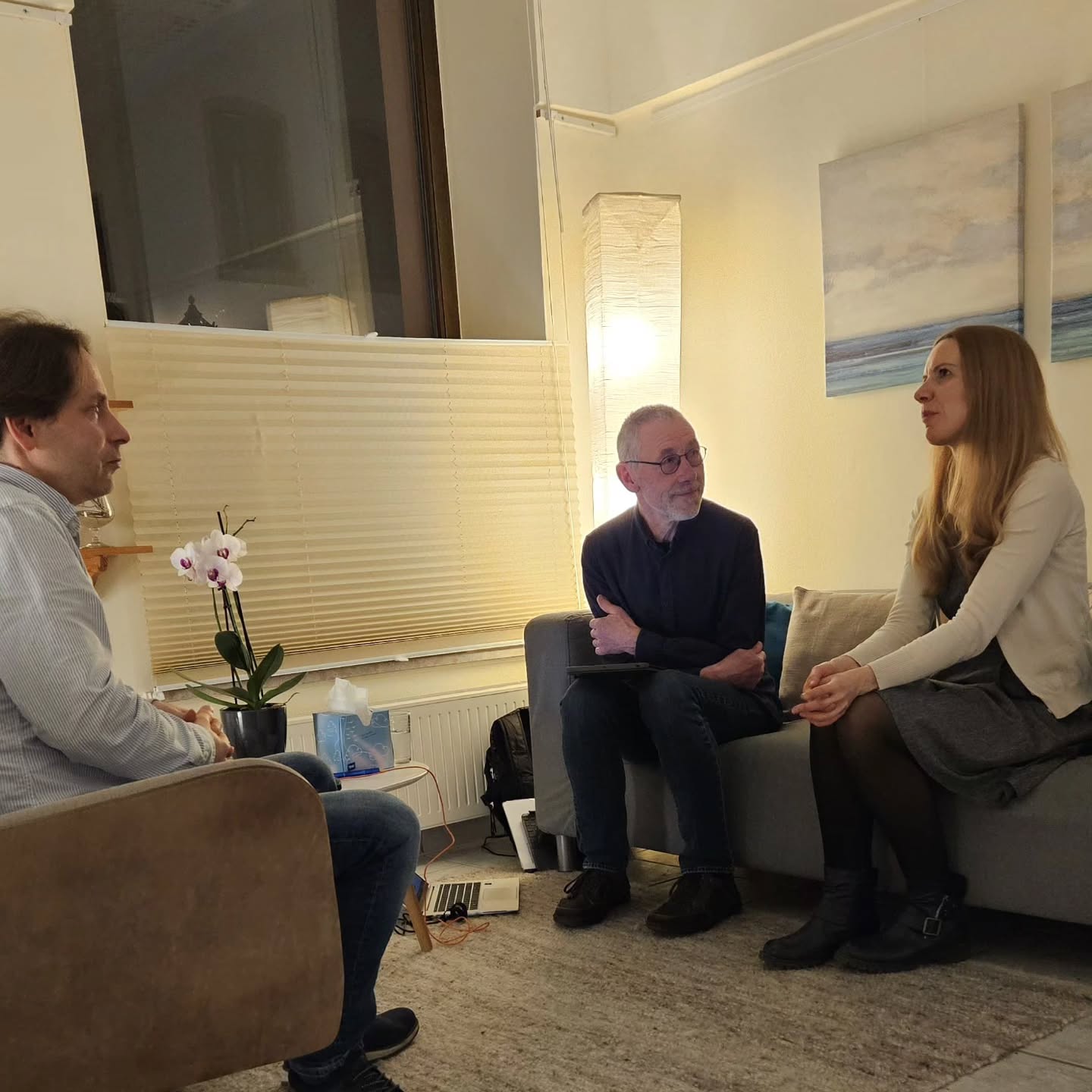 Wir haben als Betreiber der Alten Rösterei an der aktuellen Bedarfsstudie zur Nutzung und Vermittlung von Gewerbeflächen in Grimma teilgenommen.
Ziel der Studie ist es, besser zu verstehen, warum viele Flächen – insbesondere in Innenstädten – trotz vorhandener Nachfrage nicht oder nur schwer genutzt oder vermietet werden können. Dabei geht es nicht nur um Lage oder Mietpreis, sondern um ganz konkrete Fragen im Vermietungsprozess:
Welche Anforderungen haben potenzielle Mieter heute tatsächlich?
Wo scheitert es zwischen Interesse und Vertragsabschluss?
Welche baulichen oder organisatorischen Hürden bestehen?
Welche Informationen fehlen Euch bei der Entscheidungsfindung?
Wie könnten digitale Lösungen den Prozess transparenter und planbarer machen?
Als Betreiber konnten wir unsere eigenen Erfahrungen einbringen – z. B. zu Nutzungseignung, Umbauaufwand, Genehmigungsfragen und Investitionsrisiken bei neuen Nutzungskonzepten.
👉 Wenn Ihr selbst eine Gewerbefläche betreibt, freuen sich die Initiatoren über Eure Teilnahme. Auch Existenzgründer und Gewerbetreibende werden für die Studie gesucht.
Mehr Infos zur Studie und Teilnahme: https://www.hechtprozesse.com/Aktuelles
https://www.grimma.de/portal/meldungen/grimma-wird-pilot-fuer-studie-zur-altstadtbelebung-900007326-27290.html?rubrik=900000077
Foto: Muldental.tv