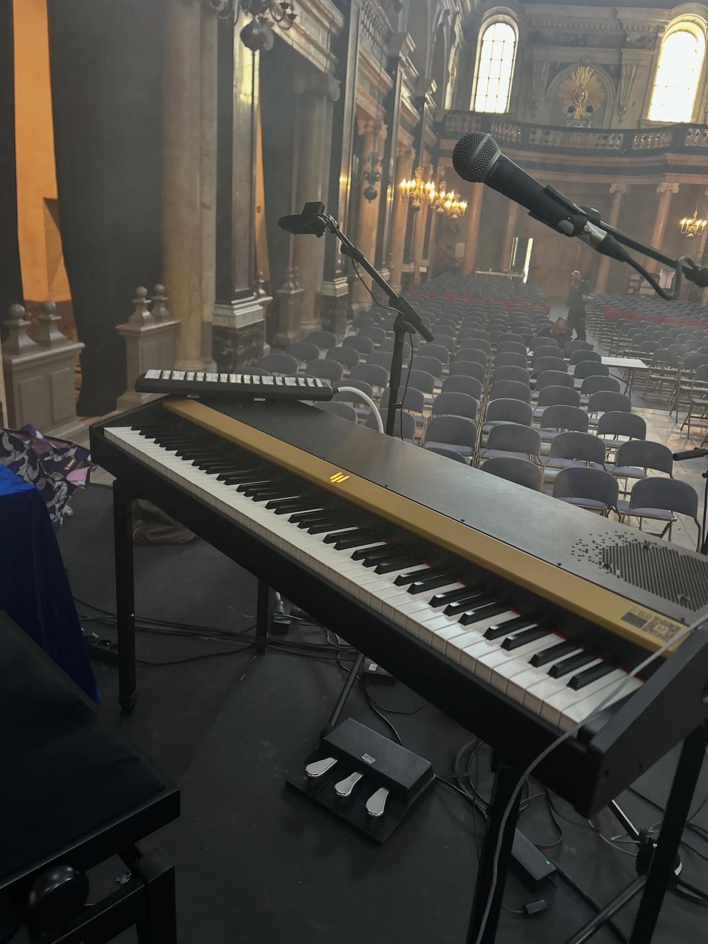 Le Phoenix à la Chapelle de la Trinité ✨🎹
Notre piano Phoenix était à l’honneur pour une soirée consacrée à Glassworks de Philip Glass, œuvre emblématique du répertoire minimaliste.
Sous les doigts de @mardirossianfrancois, et aux côtés de @arxelu à l’orge de barbarie et de @lionelpalun à la vidéo, cette interprétation proposée par @superspectives.fr a fait résonner la modernité de Glass dans le cadre exceptionnel de la Chapelle de la Trinité à Lyon.
Voir notre instrument porter une œuvre aussi marquante, dans un lieu chargé d’histoire, est une grande fierté pour notre équipe. 🙌