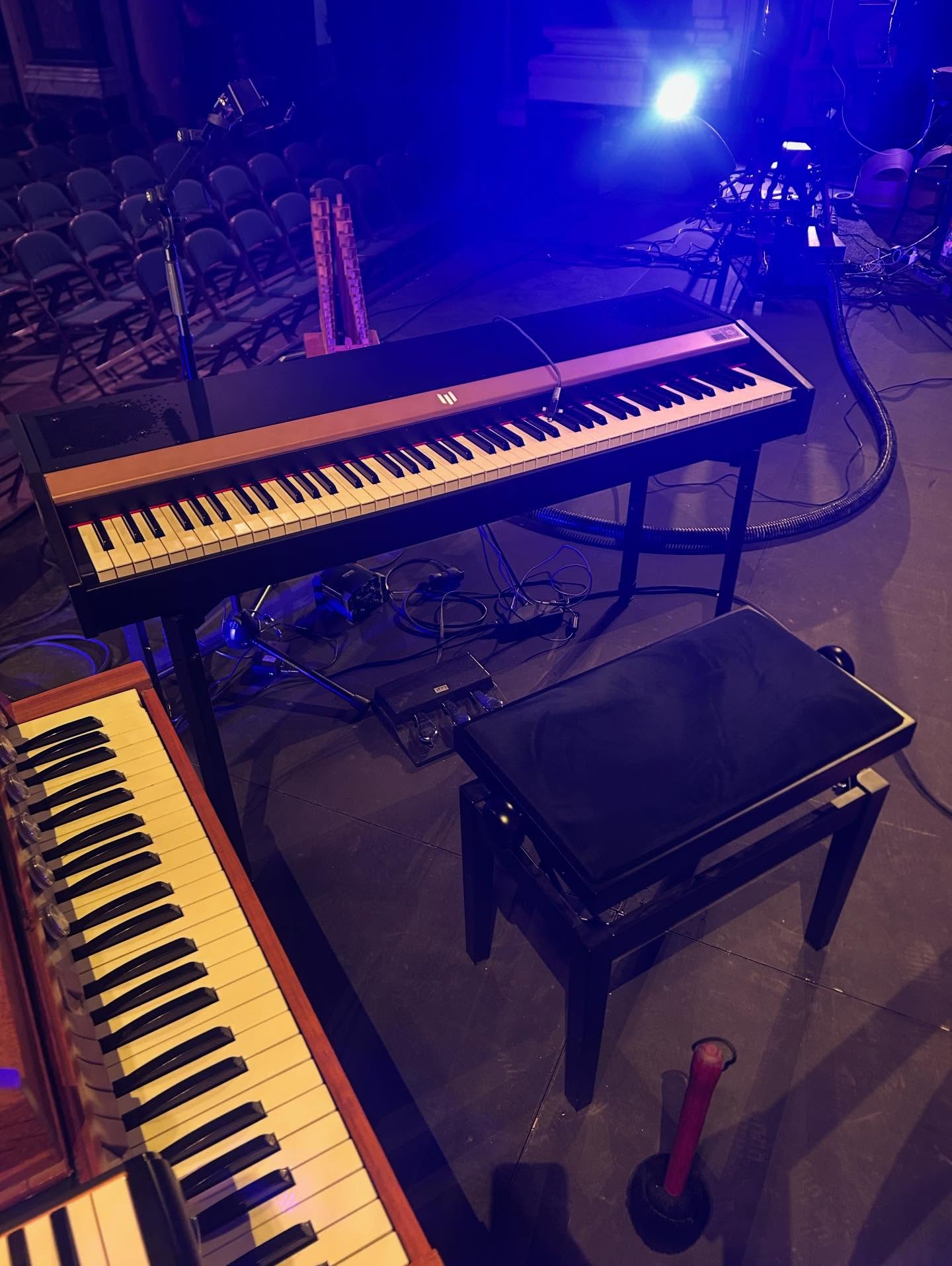Le Phoenix à la Chapelle de la Trinité ✨🎹
Notre piano Phoenix était à l’honneur pour une soirée consacrée à Glassworks de Philip Glass, œuvre emblématique du répertoire minimaliste.
Sous les doigts de @mardirossianfrancois, et aux côtés de @arxelu à l’orge de barbarie et de @lionelpalun à la vidéo, cette interprétation proposée par @superspectives.fr a fait résonner la modernité de Glass dans le cadre exceptionnel de la Chapelle de la Trinité à Lyon.
Voir notre instrument porter une œuvre aussi marquante, dans un lieu chargé d’histoire, est une grande fierté pour notre équipe. 🙌