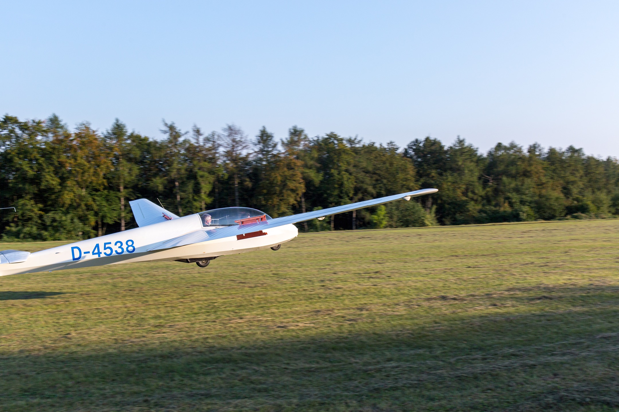 Segelflugvereine aufgepasst: Wir verkaufen unsere geliebte ASK 13! ✈️
Unsere ASK 13 ist ein zuverlässiger und bewährter Schulungsdoppelsitzer, der viele Jahre treue Dienste in der Ausbildung geleistet hat und nun einen neuen Verein sucht, der mit ihr weitere Flugstunden sammelt. Die ASK 13 verfügt über drei Räder und keine Kufe mehr. Eine Grundüberholung fand 2000/2001 statt, in deren Zuge auch das Bugrad eingebaut wurde. Optisch gibt es einige kleinere Lackstellen, die aufgearbeitet werden könnten. Außerdem hat die Haube an den Fenstern zwei Risse, die jedoch fachgerecht repariert wurden. Trotz dieser Stellen kam es bei den bisherigen ARC-Prüfungen zu keiner Beanstandung. Bei ernsthaftem Kaufinteresse können wir das ARC selbstverständlich noch einmal durchführen lassen. Einige Bilder sind beigefügt, damit ihr euch einen ersten Eindruck verschaffen könnt. Aktuell steht die ASK 13 abgerüstet auf einem Hänger in unserer Halle. Weitere Informationen findet ihr in der Anzeige:
https://www.segelflug.de/index.php/de/kleinanzeigen/filterseite-de/ad/com-djclassifieds-cat-sailplanes,5/ask-13-zum-verkauf,1819 Bei Interesse oder Fragen meldet euch gerne per Nachricht – wir freuen uns, wenn unser Flugzeug in einem neuen Verein weiterhin genutzt wird. 🛩️