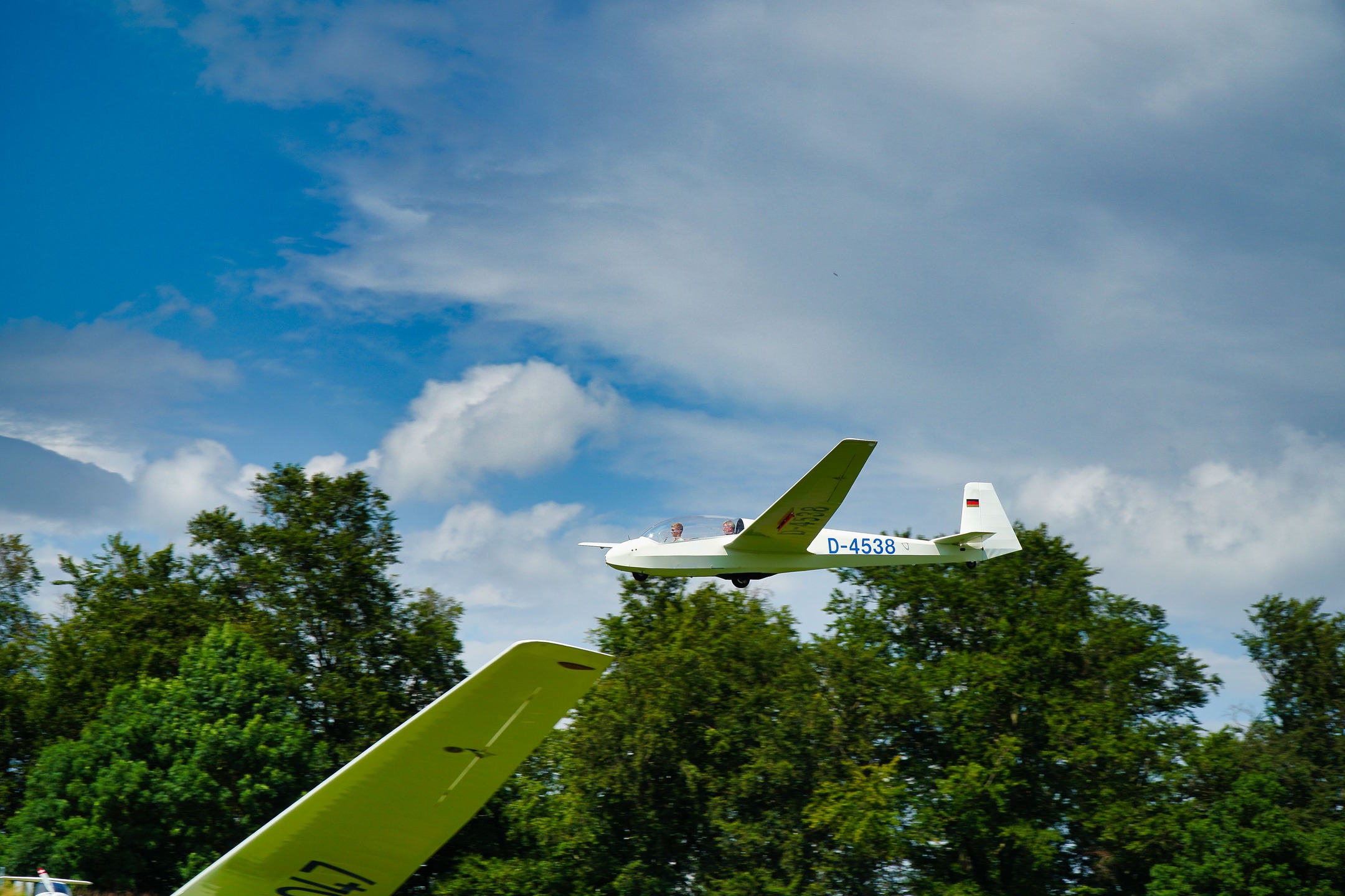 Segelflugvereine aufgepasst: Wir verkaufen unsere geliebte ASK 13! ✈️
Unsere ASK 13 ist ein zuverlässiger und bewährter Schulungsdoppelsitzer, der viele Jahre treue Dienste in der Ausbildung geleistet hat und nun einen neuen Verein sucht, der mit ihr weitere Flugstunden sammelt. Die ASK 13 verfügt über drei Räder und keine Kufe mehr. Eine Grundüberholung fand 2000/2001 statt, in deren Zuge auch das Bugrad eingebaut wurde. Optisch gibt es einige kleinere Lackstellen, die aufgearbeitet werden könnten. Außerdem hat die Haube an den Fenstern zwei Risse, die jedoch fachgerecht repariert wurden. Trotz dieser Stellen kam es bei den bisherigen ARC-Prüfungen zu keiner Beanstandung. Bei ernsthaftem Kaufinteresse können wir das ARC selbstverständlich noch einmal durchführen lassen. Einige Bilder sind beigefügt, damit ihr euch einen ersten Eindruck verschaffen könnt. Aktuell steht die ASK 13 abgerüstet auf einem Hänger in unserer Halle. Weitere Informationen findet ihr in der Anzeige:
https://www.segelflug.de/index.php/de/kleinanzeigen/filterseite-de/ad/com-djclassifieds-cat-sailplanes,5/ask-13-zum-verkauf,1819 Bei Interesse oder Fragen meldet euch gerne per Nachricht – wir freuen uns, wenn unser Flugzeug in einem neuen Verein weiterhin genutzt wird. 🛩️