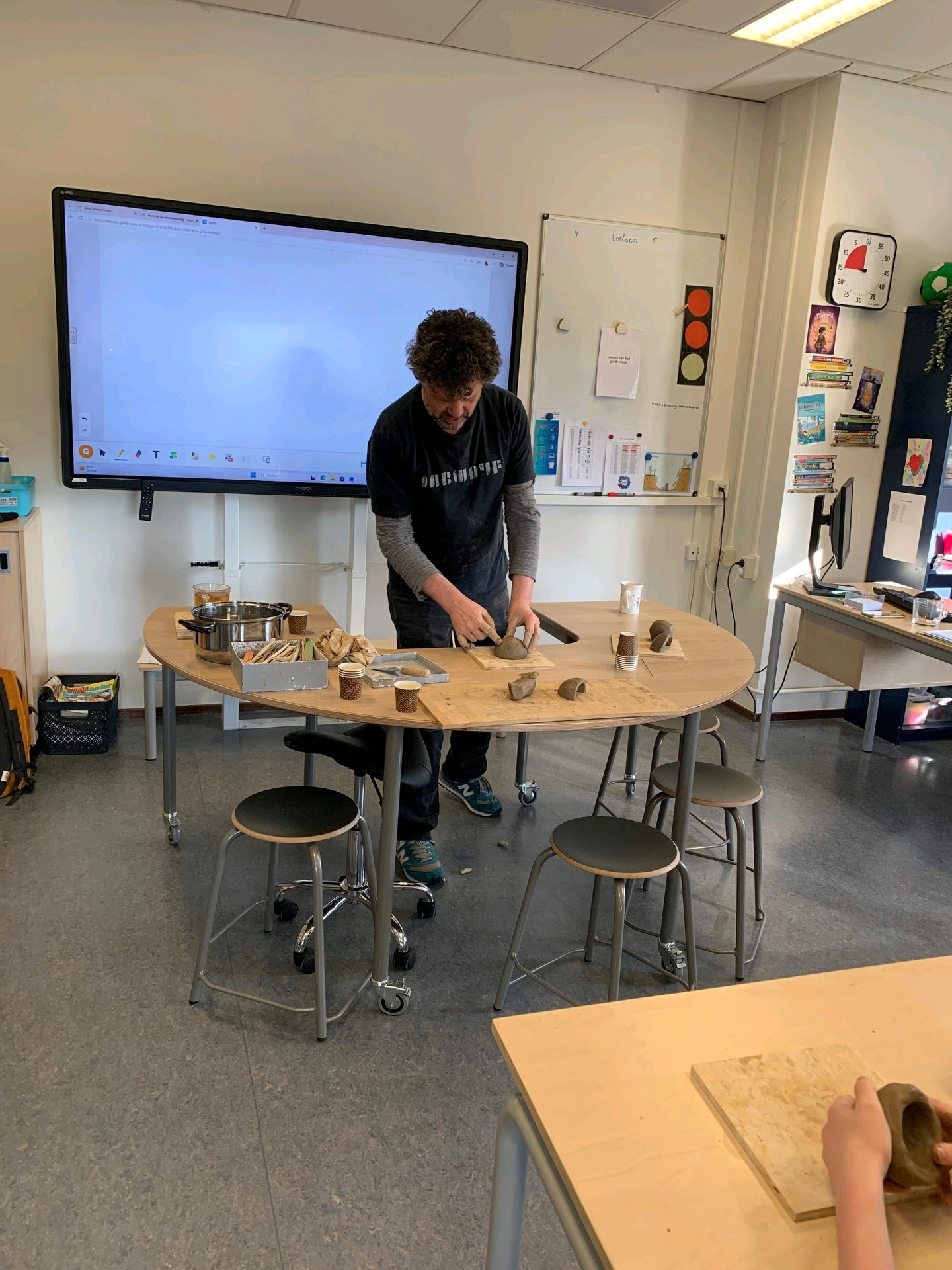 Gisteren en vandaag hebben de leerlingen van groep 3-5 tijdens een workshop een duimpotje gemaakt . Hierbij heb je goed gereedschap nodig; je duim. Het potje heet daarom ook een duimpotje.
De kinderen hebben niet alleen een mooi potje gemaakt, maar ook geleerd waar klei vandaan komt en hoe je met klei werkt. Zo weten ze nu dat je de klei goed moet kneden, maar niet te lang. En dat je het voorzichtig moet vormen. Ook is het belangrijk dat het potje overal even dik is. Als sommige stukjes te dun of te dik zijn, kan het potje tijdens het drogen barsten of breken.
Dat is natuurlijk hartstikke zonde!
De resultaten zijn erg leuk geworden!