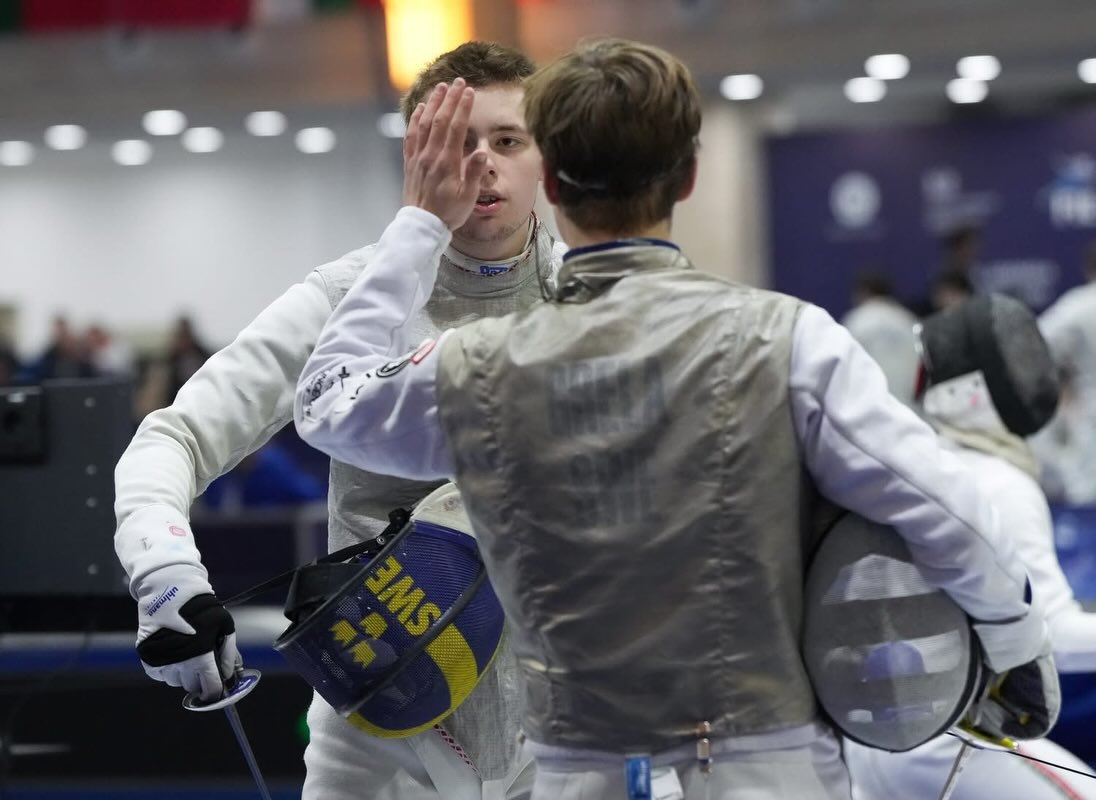 Sportlovs veckan har varit en hektiskt sådan för Ängbys räkning👏 Det har nämligen varit kadett och junior EM i Tbilisi, Georgien🇬🇪
Först ut var det kadetternas tur där två stycken Ängby fäktare ställde upp🤺 Allra bäst gick det för Jonathan som efter en stark poule gick vidare direkt till tableau 64💪 Där tog det tyvärr slut dock och han slutade på plats 41👌 Alvar lyckades också att ta sig vidare efter poulen, men förlorade i 128:an dessvärre och landade på 69:e platsen. En stark insats icke desto mindre🫡 I laget var det både upp och nergångar som resulterade i plats 15 för våra kadetter🤝
När det var dags för juniorerna anslöt sig tre nya fäktare. Sara som vara enda tjej från Ängby blev lottad är svår poule och kom inte vidare till direkterna. Dock en bra insats ändå👊 På herrsidan ställde de två kadetterna upp också och här gjorde Jonathan är superb tävling🥳 Efter en 15-14 match till honom i 64:an kom han som enda svensk in i 32:an. Där blev det förlust mot Barby från Tyskland🙏 Alvar kom på plats 71 och Tristan kom han heller inte vidare efter poulen vilket gav han 85:e platsen. Till sist har vi Erik som efter en bra match i 128:an stod mot tufft motstånd i 64:an i form av en belarus där det blev en förlust👏👌 Herrlagets prestation var inte riktigt vad vi hade tänkt oss, men det gav ändå bra erfarenhet😤
Nu laddar vi om till resten av säsongen och hoppas på fler resultat och spännande matcher🧏♂️🐼
#ängbyärbäst #svartvittguld