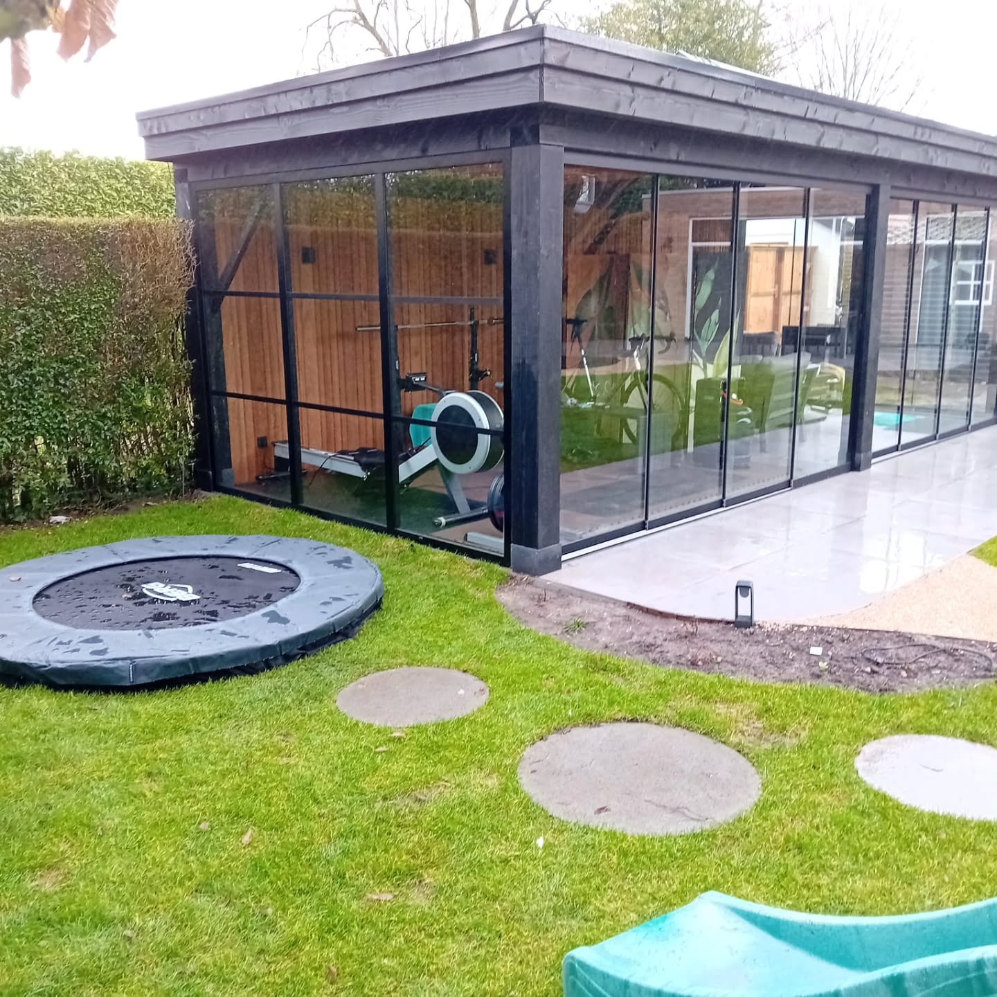 Deze tuin in Ulvenhout begint al mooi vorm te krijgen. Binnenkort het eindresultaat! Met het mooie beplantingsplan, wordt dit een kleurrijke tuin, ook voor de vlinders en bijen.