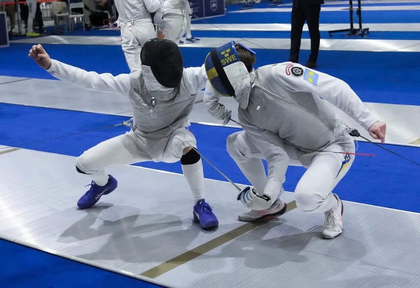 Sportlovs veckan har varit en hektiskt sådan för Ängbys räkning👏 Det har nämligen varit kadett och junior EM i Tbilisi, Georgien🇬🇪
Först ut var det kadetternas tur där två stycken Ängby fäktare ställde upp🤺 Allra bäst gick det för Jonathan som efter en stark poule gick vidare direkt till tableau 64💪 Där tog det tyvärr slut dock och han slutade på plats 41👌 Alvar lyckades också att ta sig vidare efter poulen, men förlorade i 128:an dessvärre och landade på 69:e platsen. En stark insats icke desto mindre🫡 I laget var det både upp och nergångar som resulterade i plats 15 för våra kadetter🤝
När det var dags för juniorerna anslöt sig tre nya fäktare. Sara som vara enda tjej från Ängby blev lottad är svår poule och kom inte vidare till direkterna. Dock en bra insats ändå👊 På herrsidan ställde de två kadetterna upp också och här gjorde Jonathan är superb tävling🥳 Efter en 15-14 match till honom i 64:an kom han som enda svensk in i 32:an. Där blev det förlust mot Barby från Tyskland🙏 Alvar kom på plats 71 och Tristan kom han heller inte vidare efter poulen vilket gav han 85:e platsen. Till sist har vi Erik som efter en bra match i 128:an stod mot tufft motstånd i 64:an i form av en belarus där det blev en förlust👏👌 Herrlagets prestation var inte riktigt vad vi hade tänkt oss, men det gav ändå bra erfarenhet😤
Nu laddar vi om till resten av säsongen och hoppas på fler resultat och spännande matcher🧏♂️🐼
#ängbyärbäst #svartvittguld