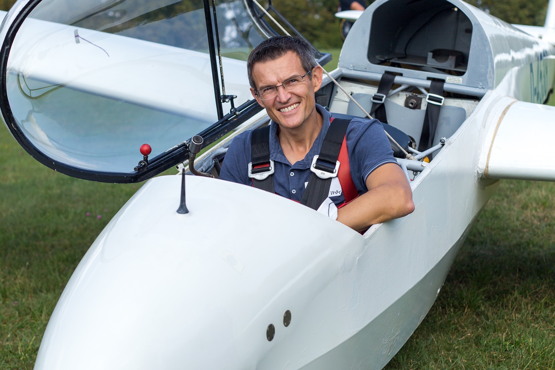 Segelflugvereine aufgepasst: Wir verkaufen unsere geliebte ASK 13! ✈️
Unsere ASK 13 ist ein zuverlässiger und bewährter Schulungsdoppelsitzer, der viele Jahre treue Dienste in der Ausbildung geleistet hat und nun einen neuen Verein sucht, der mit ihr weitere Flugstunden sammelt. Die ASK 13 verfügt über drei Räder und keine Kufe mehr. Eine Grundüberholung fand 2000/2001 statt, in deren Zuge auch das Bugrad eingebaut wurde. Optisch gibt es einige kleinere Lackstellen, die aufgearbeitet werden könnten. Außerdem hat die Haube an den Fenstern zwei Risse, die jedoch fachgerecht repariert wurden. Trotz dieser Stellen kam es bei den bisherigen ARC-Prüfungen zu keiner Beanstandung. Bei ernsthaftem Kaufinteresse können wir das ARC selbstverständlich noch einmal durchführen lassen. Einige Bilder sind beigefügt, damit ihr euch einen ersten Eindruck verschaffen könnt. Aktuell steht die ASK 13 abgerüstet auf einem Hänger in unserer Halle. Weitere Informationen findet ihr in der Anzeige:
https://www.segelflug.de/index.php/de/kleinanzeigen/filterseite-de/ad/com-djclassifieds-cat-sailplanes,5/ask-13-zum-verkauf,1819 Bei Interesse oder Fragen meldet euch gerne per Nachricht – wir freuen uns, wenn unser Flugzeug in einem neuen Verein weiterhin genutzt wird. 🛩️