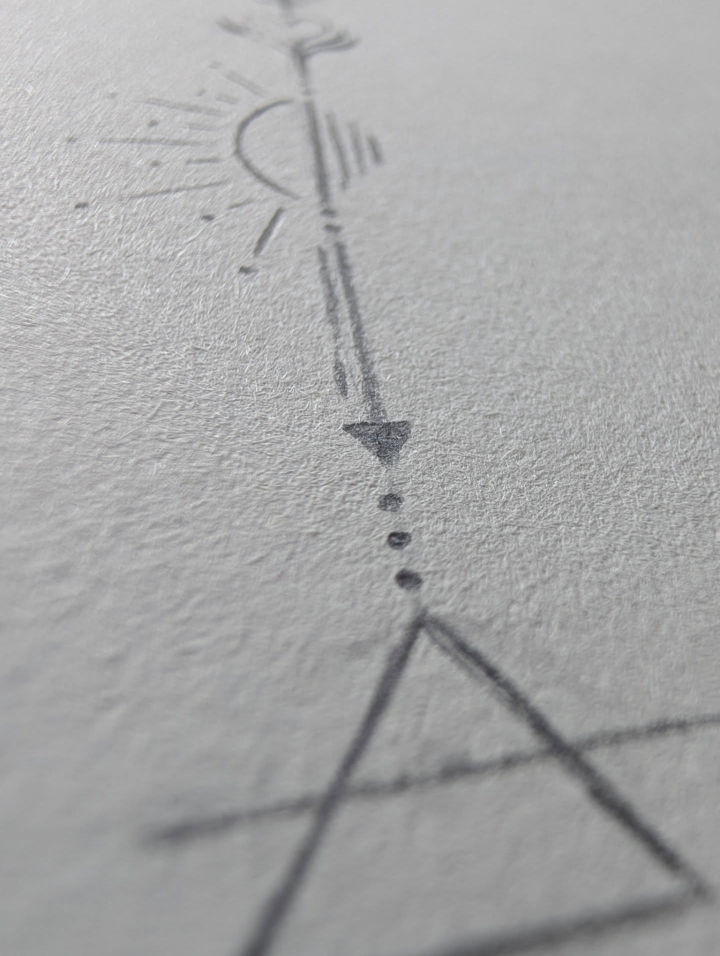 Sneak peaks van 2 tattoo ontwerpen!♥️Voor de eerste 2 foto's is het voor iemand haar eerste tattoo, super spannend en zo gaaf!Voor de 2 laatste foto's is het een vervolg en uitbreiding op al een bestaande tattoo, ook zo gaaf en bijzonder!Heerlijk om de stijltjes zo naast elkaar te zien en te genieten van de verschillen in creatie en proces🙏♥️Kan niet wachten om met jullie aan de slag te gaan dames!♥️#sneakpeaktattoodesign #handdrawnart #femaletattooartist #sacreddoodletattoo #stickandpokenl