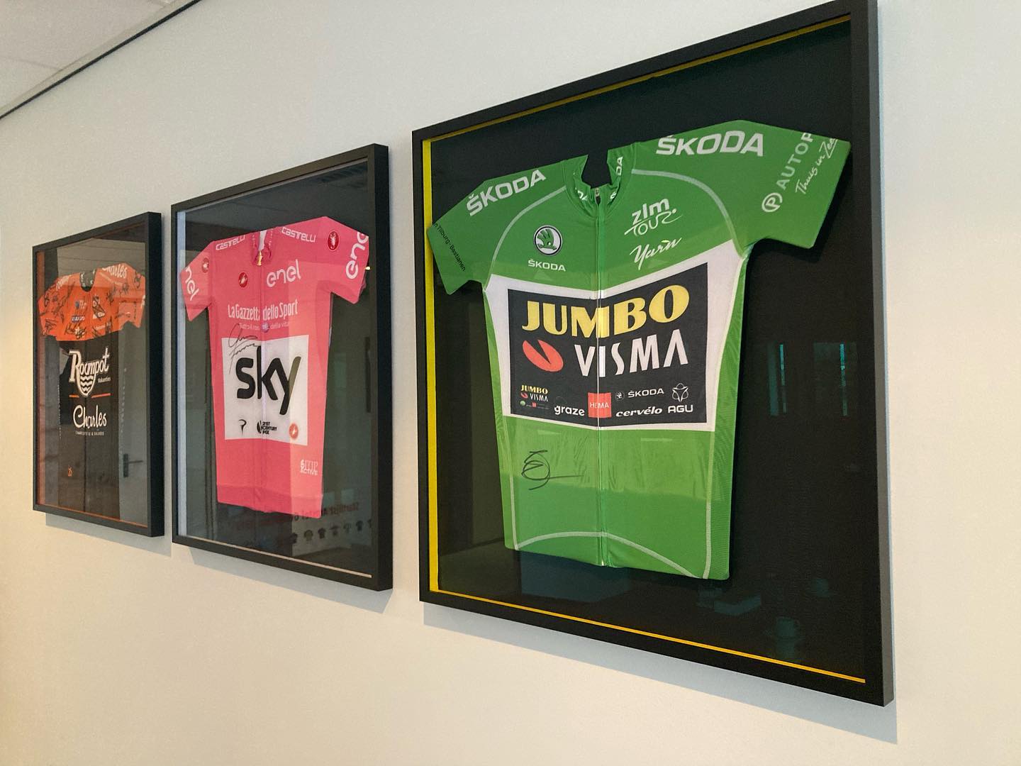 Onze collectie shirts keurig netjes ingelijst door…