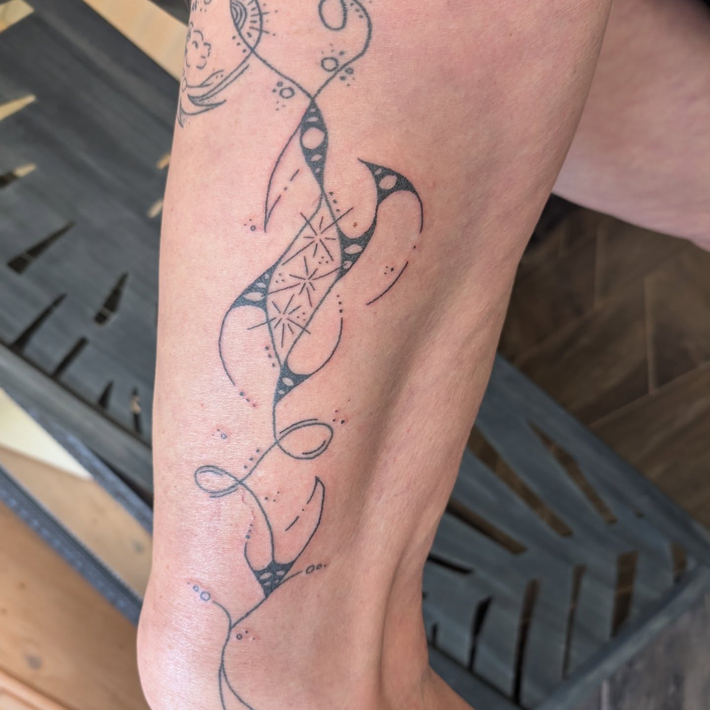 Weer een prachtige toevoeging op haar been tatoeage!♥️Een doorlopend tattoo traject, waar iedere keer weer een mooi nieuw element toegevoegd wordt. In dit geval centraal 3 speelse sterren voor haar 3 kinderen.🙏♥️
Met natuurlijk ook sierlijke en organische onderdelen om er een heerlijk geheel van te maken.🍃Zo blij met onze sessies, de gezelligheid, de babbels, samen lachen en genieten!🙏♥️Nu al zin in de volgende sessie!♥️#legtattoo #stickandpoketattooartist #freehandtattoo #femaletattooartist #symboltattoo