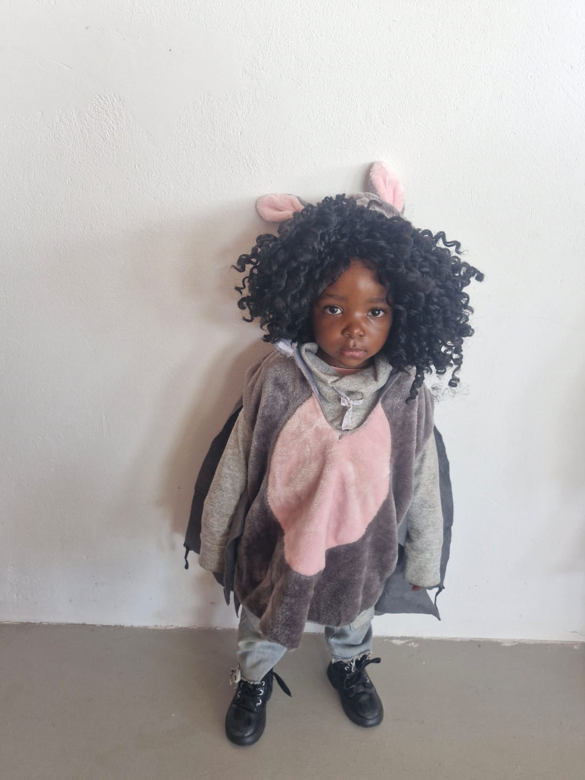“It's a funny day”
Vandaag was het een bijzondere en vrolijke dag in het Masechaba Day Care Centre. Al vroeg in de ochtend hing er een gezellige sfeer. De kinderen kwamen nieuwsgierig binnen en konden bijna niet wachten op de leuke activiteit van de dag. Iedereen deed mee aan het uitwisselen van kledingstijlen. Jongens verkleedden zich als meisjes en meisjes juist als jongens. Ook de begeleiders deden enthousiast mee, wat zorgde voor veel verrassing en grote lachbuien.
De gangen vulden zich met vrolijke stemmen, muziek en gelach. Sommige kinderen moesten hard lachen toen ze elkaar zagen in een totaal andere outfit. De begeleiders maakten er samen met de kinderen een echt feest van. Er werd gedanst, gespeeld en volop plezier gemaakt. Het was prachtig om te zien hoe iedereen genoot en zich vrij voelde om gewoon plezier te hebben met elkaar.
De dag bracht niet alleen veel humor, maar ook saamhorigheid en ontspanning. Even geen zorgen, maar alleen genieten van het moment. De kinderen straalden van blijdschap en ook de begeleiders hadden zichtbaar plezier. Er werd ontzettend veel gelachen en er ontstonden mooie herinneringen die nog lang zullen blijven hangen.
Aan het einde van de dag keek iedereen terug op een geweldige en gezellige dag vol warmte, pret en verbondenheid. Het was een dag waarop het Masechaba Day Care Centre weer liet zien hoe belangrijk vrolijkheid, liefde en samen plezier maken zijn.
Help mee vandaag, geef kinderen morgen weer toekomst, hoop en perspectief! “Voor 27 cent per dag help je een kind in Zuid-Afrika aan een voedzame maaltijd en nog veel meer.”
Wordt lid van de Club Nul Punt 27
“Maak het verschil voor de kinderen, word vandaag nog lid van Club Nul Punt 27.”
#goededoel #samenhelpen #kinderenhelpen #liefdegeven #southafrica