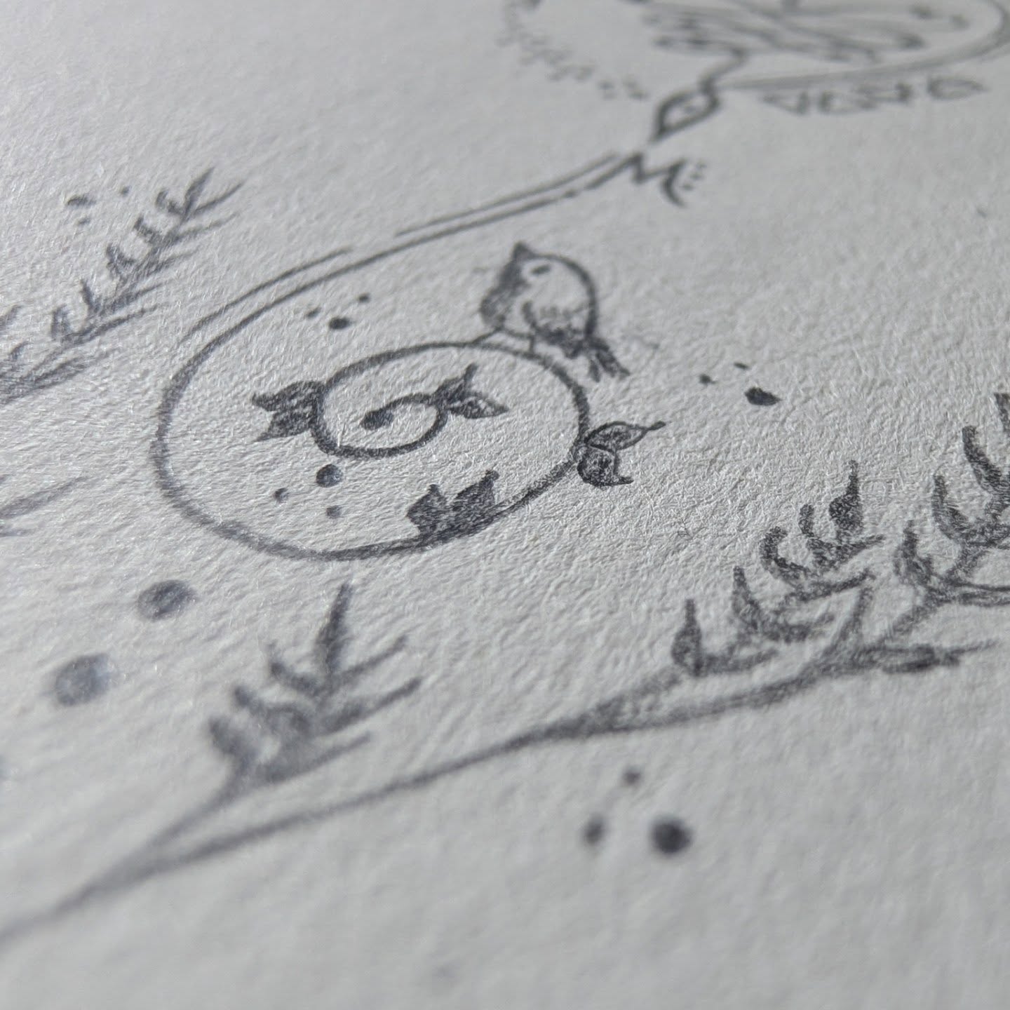 Tattoo ontwerp schets!♥️🍃Gotta love nature! (And i do!♥️) Een prachtige persoonlijke variant op de unalome, want elk pad is een uniek en persoonlijk pad. Hele mooie aanvraag waar ik me weer met liefde op heb gestort!Vol natuur, symbolen, persoonlijke knipogen en organische lijnen vertellen samen jouw verhaal🍃♥️#naturetattoo #tattoosneakpeak #spiritueletattoo #sacreddoodletattoo #lovetattoo