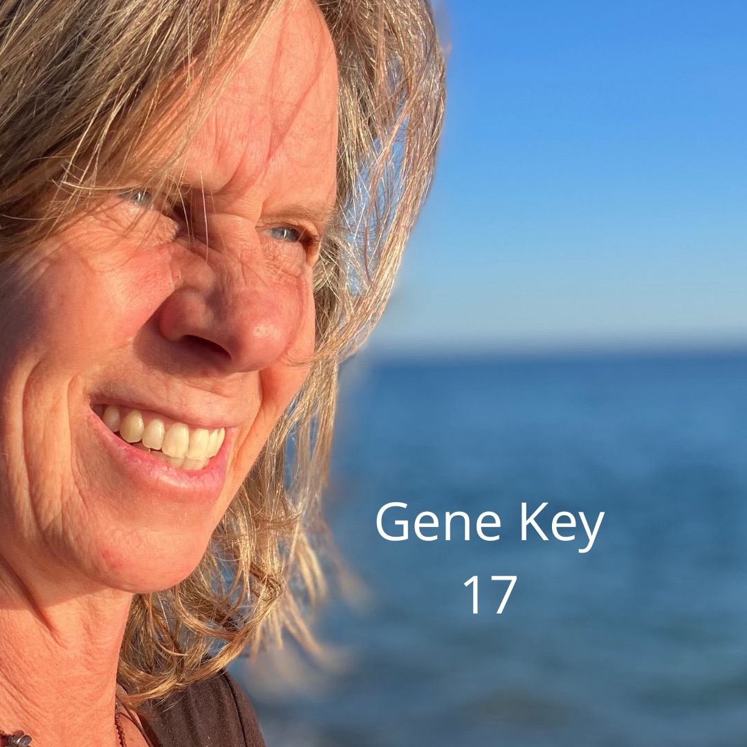 Deze week staat Gene Key 17 centraal.Voor mij voelt deze als een reminder om steeds weer uit mijn hoofd te stappen en in mijn lichaam te zakken om te voelen wat er werkelijk speelt.Ik merk hoe snel ik geneigd ben een mening te vormen.
En hoe dat soms bijna ongemerkt overgaat in deze te willen verdedigen. 😊Maar als ik me daar bewust van ben dan wordt het zachter in m’n mind en dan kan ik meer gaan voelen. En dat is ook de gave van deze sleutel, voelend waarnemen met m'n hele wezen, de schoonheid zien en dat alles met alles verbonden is.Deze sleutel vraagt echt mijn aandacht omdat hij in mijn profiel op de plek van mijn roeping ligt en daarmee ook mijn kernwond aanraakt. 🙉In mijn blog deel ik daar iets persoonlijks over uit mijn vroege jaren. Je vindt hem om m’n website.Herken je dat… hoe snel er een mening in je opkomt?