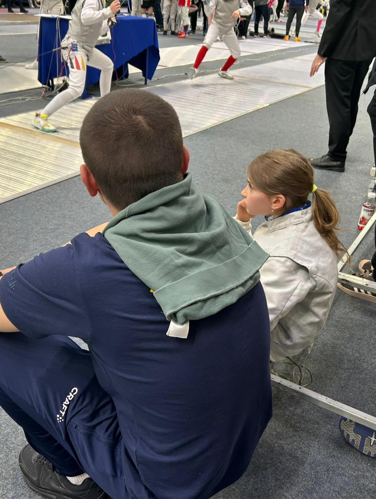 Stora nyheter från Ängby!! Förra helgen deltog ett antal av våra lite yngre fäktare i en av de största ungdomstävlingarna i världen👊 Och vem är det som vinner om inte en Ängby:are😤🥳 Jonathan Kong kammade hem hela tävlingen efter en otrolig stark tävling. Efter en riktigt bra säsong och med en fin prestation från EM i bakfickan var det bara en tidsfråga innan guldet skulle komma🥇 Det kommer säkerligen flera sådana på ännu mer prestigefulla tävlingar🤝
Men vi i mediateamet vill även slå ett slag för de andra fäktarna🤝 Vincent kom på plats 81 i U13, Wilma på 126 i U13 också, Carolina på 64 i U15. Tillsist har vi även Ivanna och Astrid som kom på 130 respektive 138:e platsen🫡 Vi ser väldigt positivt på hur även våra unga fäktare ger sig ut i Europa och tävlar internationellt👏 Det bygger inte bara mycket erfarenhet, utan också minnen🙏 🐼
#svartvittguld #ängbyärbäst
