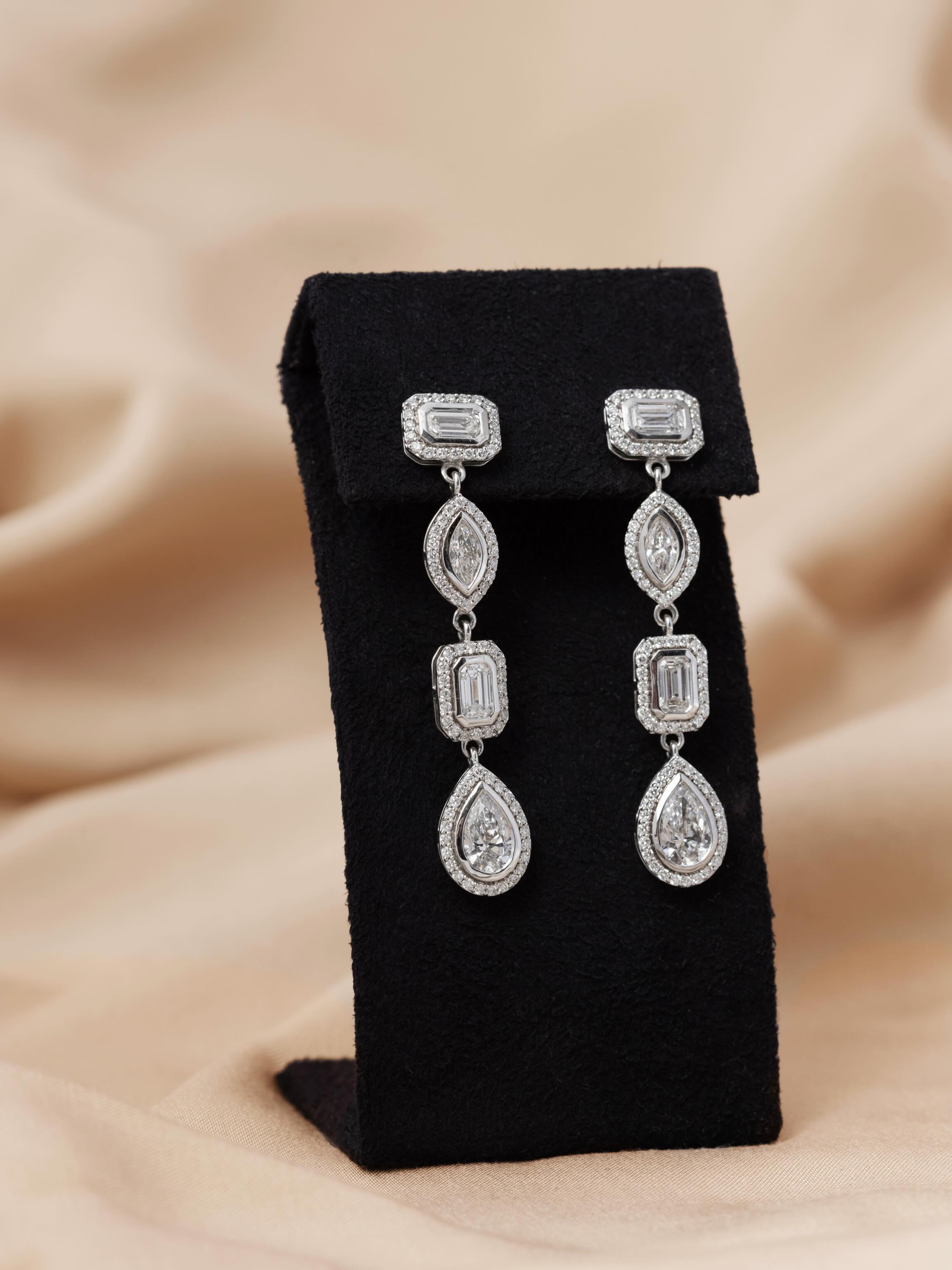 Mirabello💎
Disse eksklusive diamantøredobbene med 3,85 carat av høy kvalitet kombinerer forskjellige fancy cut slipformer for et unikt og sofistikert uttrykk.
Hver diamant er nøye utvalgt for sin glans og kvalitet, og de ulike formene gir en spennende dynamikk.
