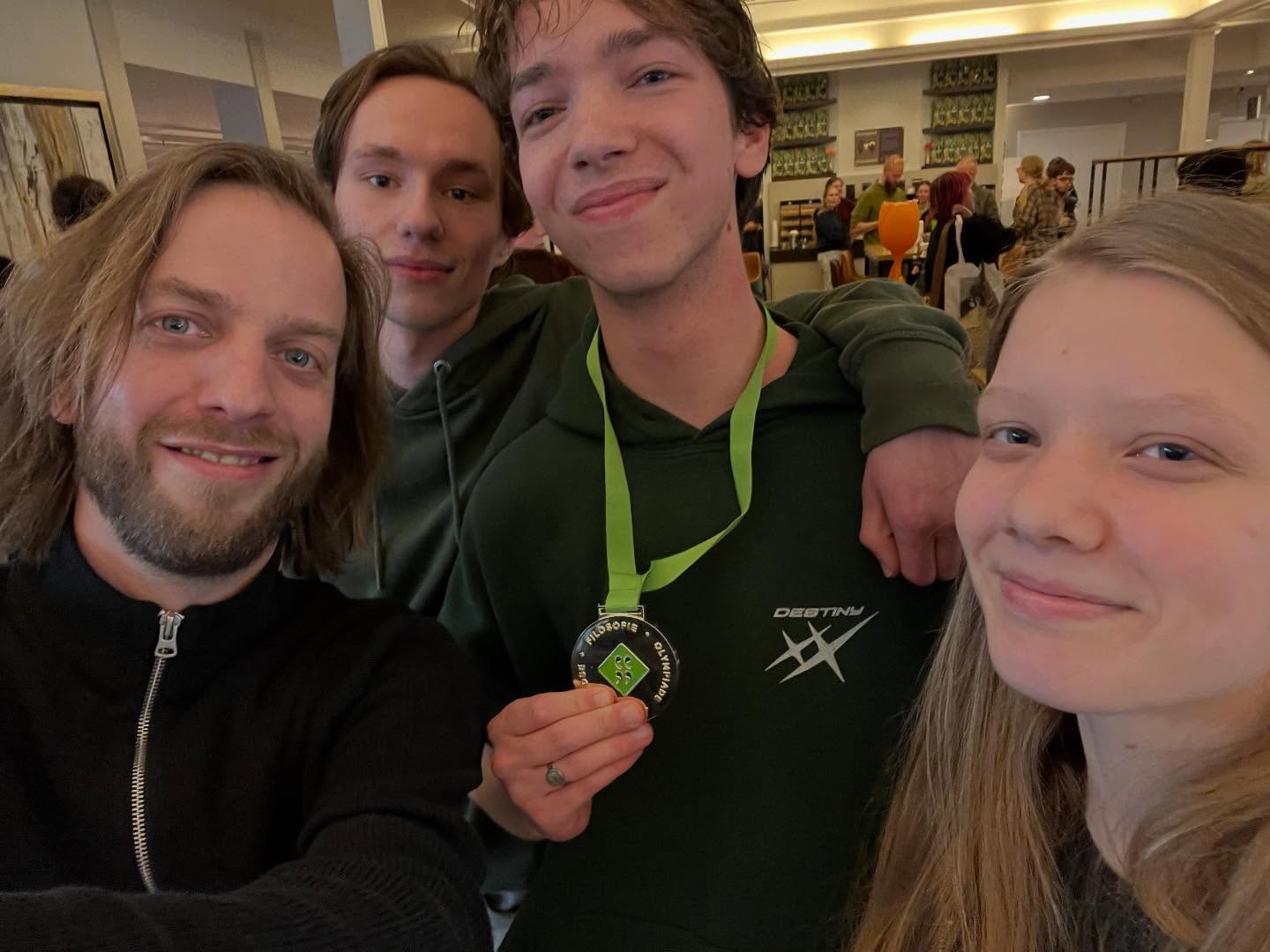 Onze leerling Jonathan Thomaes uit 6V heeft dit weekend de gouden medaille 🥇 behaald op de jaarlijkse Nederlandse Filosofie Olympiade! Zijn ter plekke geschreven essay ontving de hoogste beoordelingen en niets dan lof van de jury, versloeg daarmee de essays van zo’n honderd andere talenten en hij zal zodoende in het Hemelvaartweekend ons land, en een beetje onze school, vertegenwoordigen op de Internationale Filosofie Olympiade in Polen. Ook Ib en Thera -twee andere filosofietalenten- deden mee, onder begeleiding van onze topdocent meneer Elzenga.🏆🇳🇱 #trots #filosofie #gooislyceum