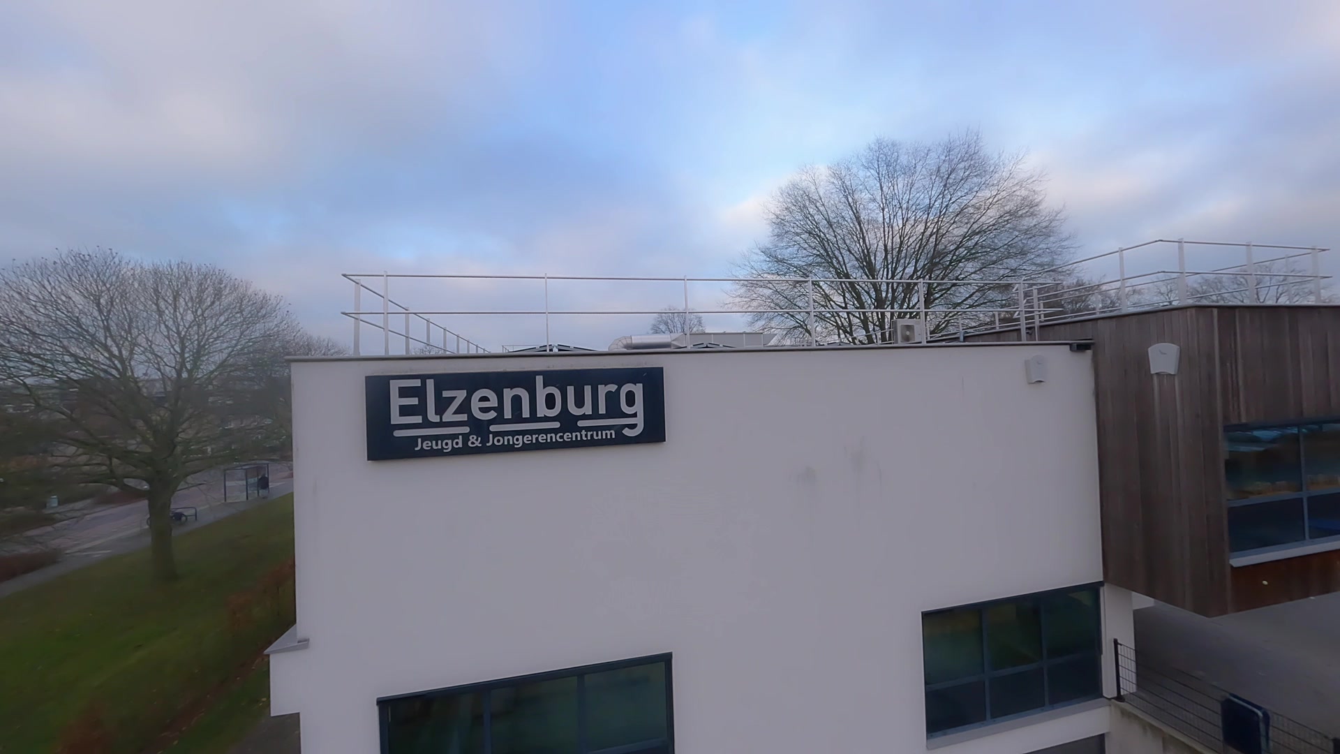 Kijk even mee in het mooie Elzenburg! Een bruisend sociaal-cultureel centrum met hart voor jeugd en jongeren. In het jaar van het 10-jarig bestaan wisten 70.000 mensen ons te vinden! Ken jij het nog niet? Kom eens langs, of kijk op onze nieuwe website voor een kennismaking.
