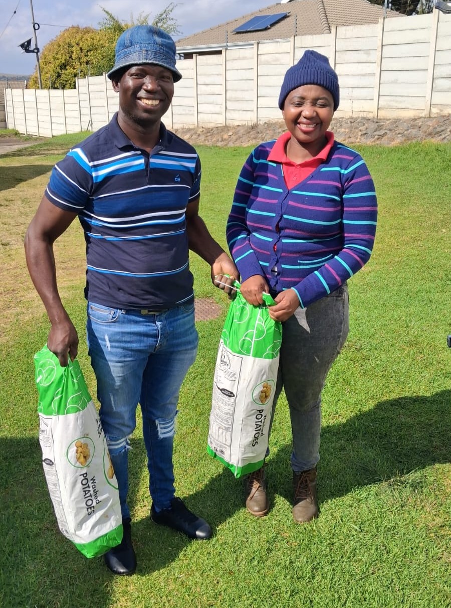 “Aardappelen”
Honderdveertig zakken aardappelen zijn geschonken door de boerderij Vadersgift Zera Boerdery. (Vadersgift → Afrikaans voor “geschenk van de vader”) (Zera → een Bijbelse naam die onder meer verbonden wordt met zaad, groei en nieuwe toekomst.)
De eigenaar van VOG Boerdery in Petrus Steyn heeft ook aardappelen geschonken aan de gemeenschap. Dit werd gezien als een vorm van betrokkenheid bij de lokale omgeving, waarbij voedsel niet alleen als handelsproduct werd gezien, maar ook als iets dat gedeeld kan worden met mensen in nood of met sociale initiatieven.
De boerderijen Vadersgift Zera Boerdery en Vog Boerdery liggen bij het plaatsje Petrus Steyn. Officieel tegenwoordig ook wel Mamafubedu genoemd, in de provincie Free State in Zuid-Afrika. Het gebied staat bekend als een groot landbouwgebied met aardappelen, maïs, zonnebloemen, vee en schapenhouderij. En ligt 88 km ten noorden van Bethlehem waar het Masechaba Day Care Center is gevestigd
De zakken aardappelen zijn verdeeld en door Mpho (onze onmisbare kracht in transport en logistiek) naar acht verschillende instanties die de aardappelen goed kunnen gebruiken voor hun voedselprojecten.
Het Masechaba Day Care Center heeft vijfenvijftig zakken ontvangen en de aardappelen zijn verdeeld onder de kinderen die ze mee naar huis krijgen voor extra ondersteuning voor de andere gezinsleden.
Meehelpen?
“Voor 27 cent per dag help je een kind in Zuid-Afrika aan een voedzame maaltijd.”
Met een eenmalige donatie van 27 cent per dag (€100,00 per jaar) krijgt één kind een jaar lang een gezonde maaltijd.
Gun een kind een maaltijd en doneer!
Kijk even op de vernieuwde website van de Stichting Masechaba https://masechaba.com/nl/home-nederlands/
Delen van dit bericht.... Baie danki daarvoor waardeer baie.🥰