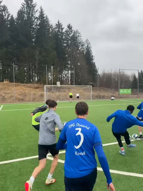 Der letzte Tag startet mit Kräftigung gefolgt von Fußballspielen und zum Abschluss Burger! Alle sind sich einig dass das Camp eine Top Location ist mit sehr gutem Essen.
