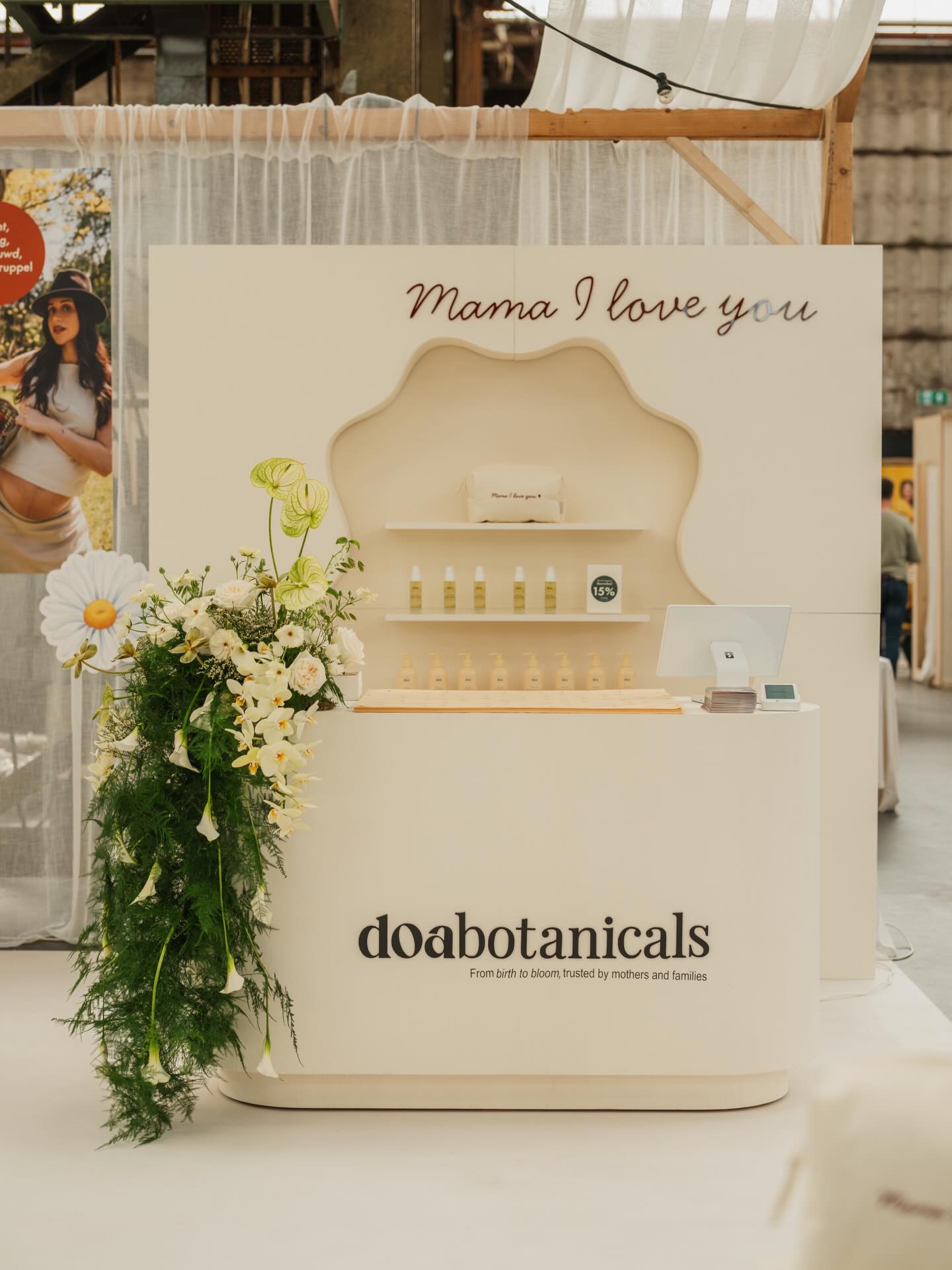 Wat een bijzonder en warm weekend ✨🤍Afgelopen dagen stonden we op de @wearepregnant_nl beurs en eerlijk… we genieten nog steeds na. Drie volle dagen waarin we zoveel mooie mensen hebben mogen ontmoeten, fijne gesprekken hebben gevoerd en met liefde ons merk met jullie hebben mogen delen.Het was zó speciaal om jullie in het echt te zien, jullie verhalen te horen en de verbinding te voelen. Jullie enthousiasme, nieuwsgierigheid en lieve woorden betekenen echt ontzettend veel voor ons, dit is precies waarvoor we het doen 🤍Dankjewel aan iedereen die de tijd heeft genomen om langs te komen bij onze stand, een praatje te maken of kennis te maken met Doa Botanicals. We waarderen het meer dan woorden kunnen beschrijven.En een extra grote dank aan de meiden van @becreationss 🫶 Wat jullie in zo’n korte tijd hebben neergezet is echt prachtig. Jullie hebben onze visie zó mooi tot leven gebracht, precies zoals we het voor ogen hadden (en misschien nog wel mooier).En natuurlijk @flowerartstudio.nl 🌸
jouw bloemen maakte onze stand helemaal compleet. Zo verfijnd, zo mooi en precies de zachte botanische sfeer die we wilden neerzetten.Met een vol hart kijken we terug op dit weekend… en stiekem ook al vooruit naar de volgende 🤍📸: @cangokcanphotofilms#wearepregnant #doabotanicals #littledoa
