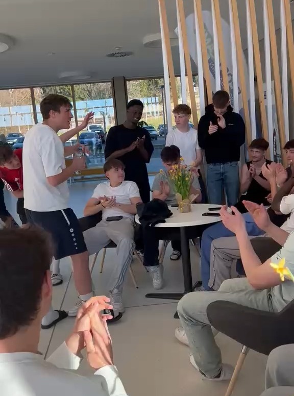 Wer zu spät kommt der muss singen!