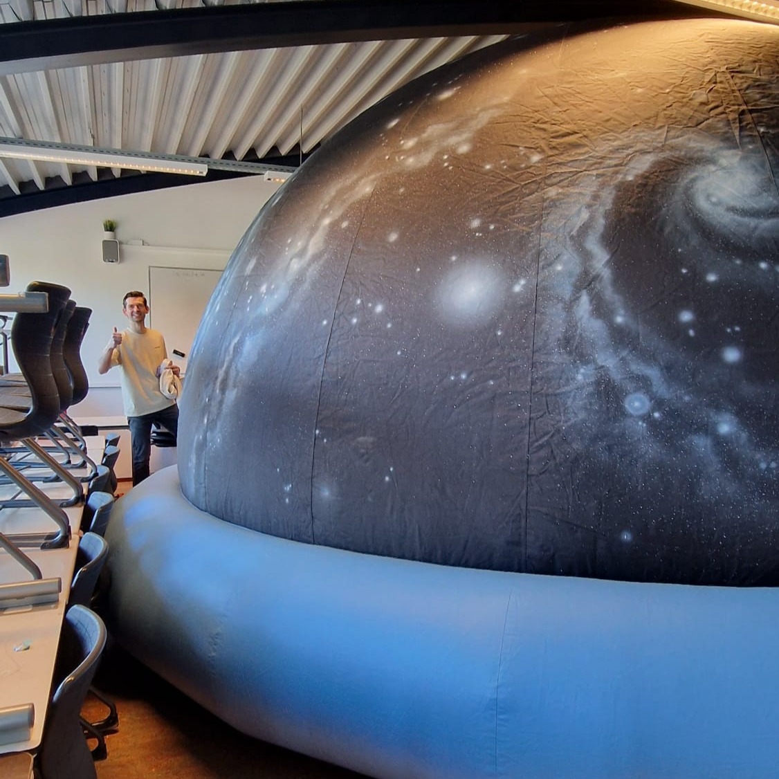 Space Day op het VSC: de tvwo-onderbouwleerlingen doen een astronautentraining, bezoeken het mobiel planetarium, maken bottle rockets en een egg-o-naut (een landingsgestel voor een ei dat vanaf de eerste verdieping naar beneden valt) en de grondwet voor planeet Mars. Van 13.30 tot 14.50 uur is het mobiel planetarium ook toegankelijk voor andere leerlingen!