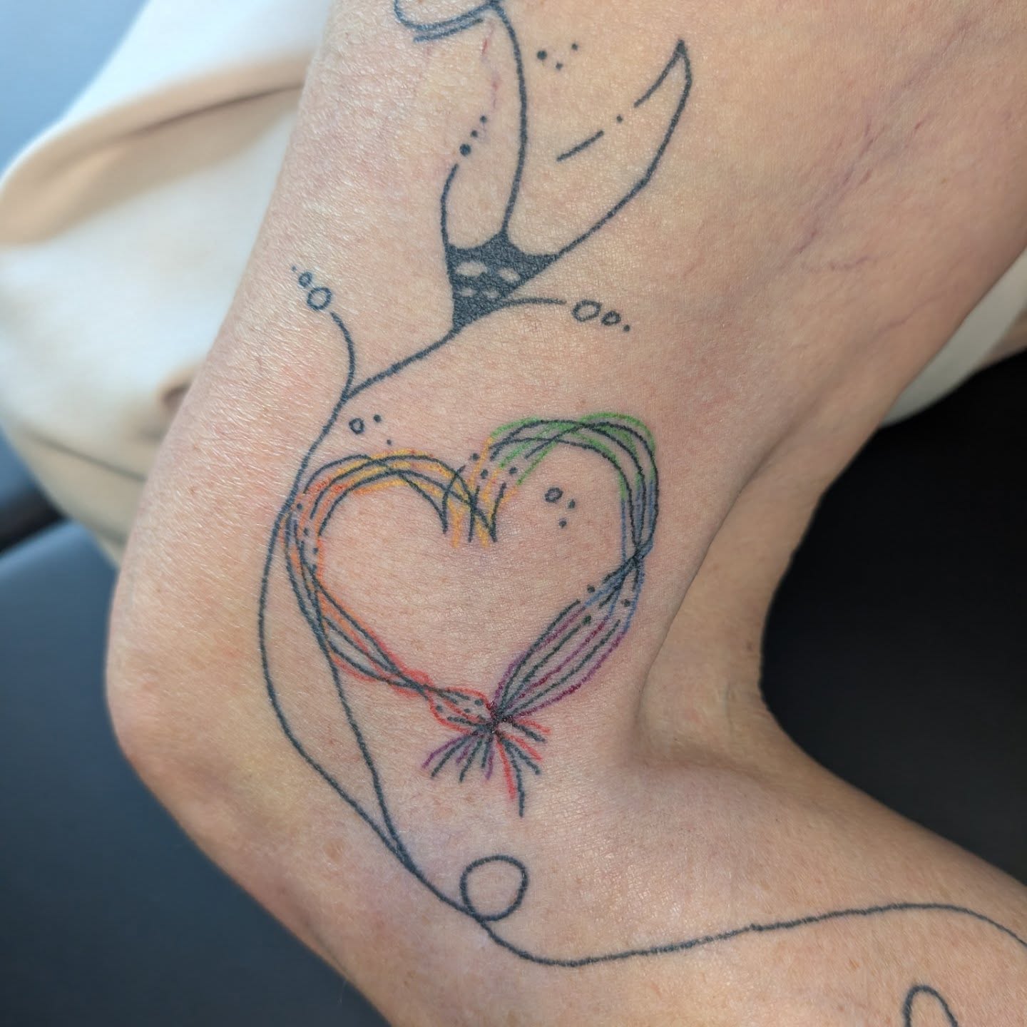 Wederom een prachtige en liefdevolle toevoeging aan een legsleeve tattoo!♥️🙏Een regenboog hartje, waarbij het hart staat voor haar moeder en de regenboog voor haar vader♥️🌈Een heerlijk speelse dynamiek met kleur!#rainbowtattoo #legsleevetattoo #tattoosmetbetekenis #lovetattoo #stickandpokenl