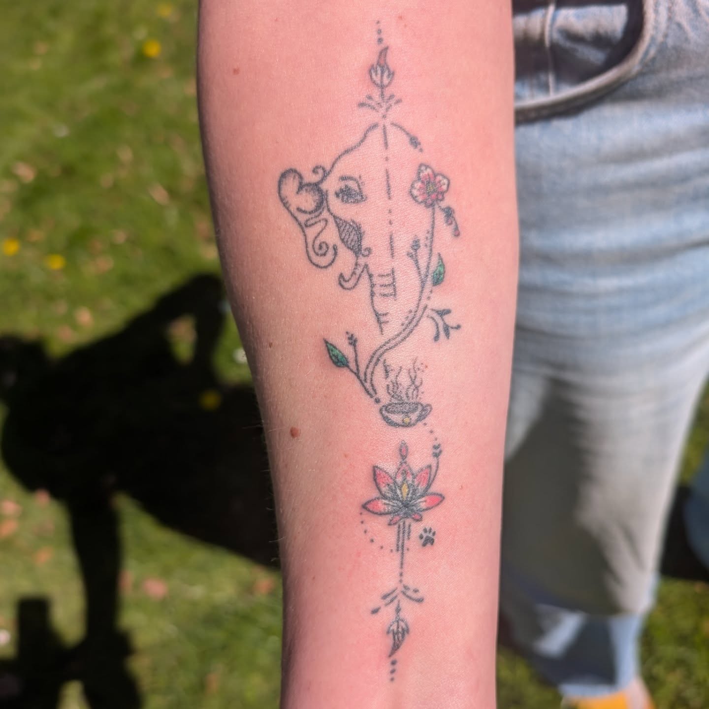 Kleuren toe mogen voegen aan deze prachtige tatoeage van een tijdje terug!🙏♥️Hoe gaaf dat een tattoo kan blijven groeien en ontwikkelen net als de mens zelf, nieuwe dynamiek en dimensie. Echt een mooie toevoeging en super leuk om je weer langs te hebben gehad!♥️😄Ik kijk uit naar de eventuele volgende uitbreiding of toevoeging!🍃♥️Fotootje van de kleuren potjes als bonus, de roze liep helemaal over hihi😄♥️#colourink #naturetattoo #kleurtattoo #stickandpoketattooartist #handpoketattoo