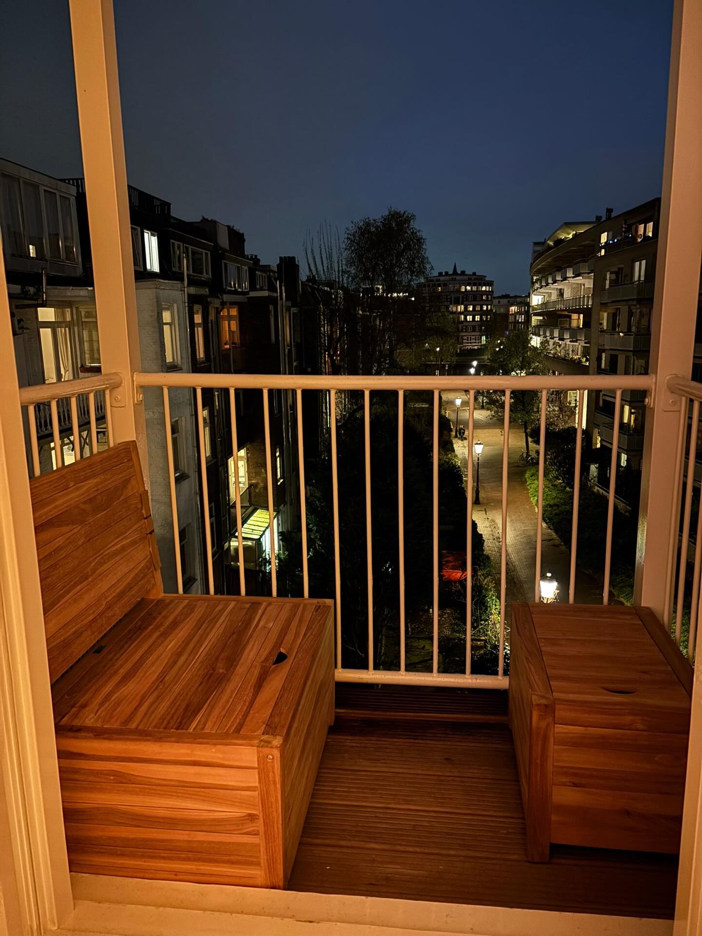 Duurzame en stevige balkonmeubelen waaronder de teakhouten balkonbank met opbergruimte. Lovely nest in Amsterdam West met dit handige balkon loungesetje voor kleine en smalle balkons. Mét opbergruimte. #balkonbank #balkonmakeover #kleinappartement #kleinbalkon #kleinwoongeluk