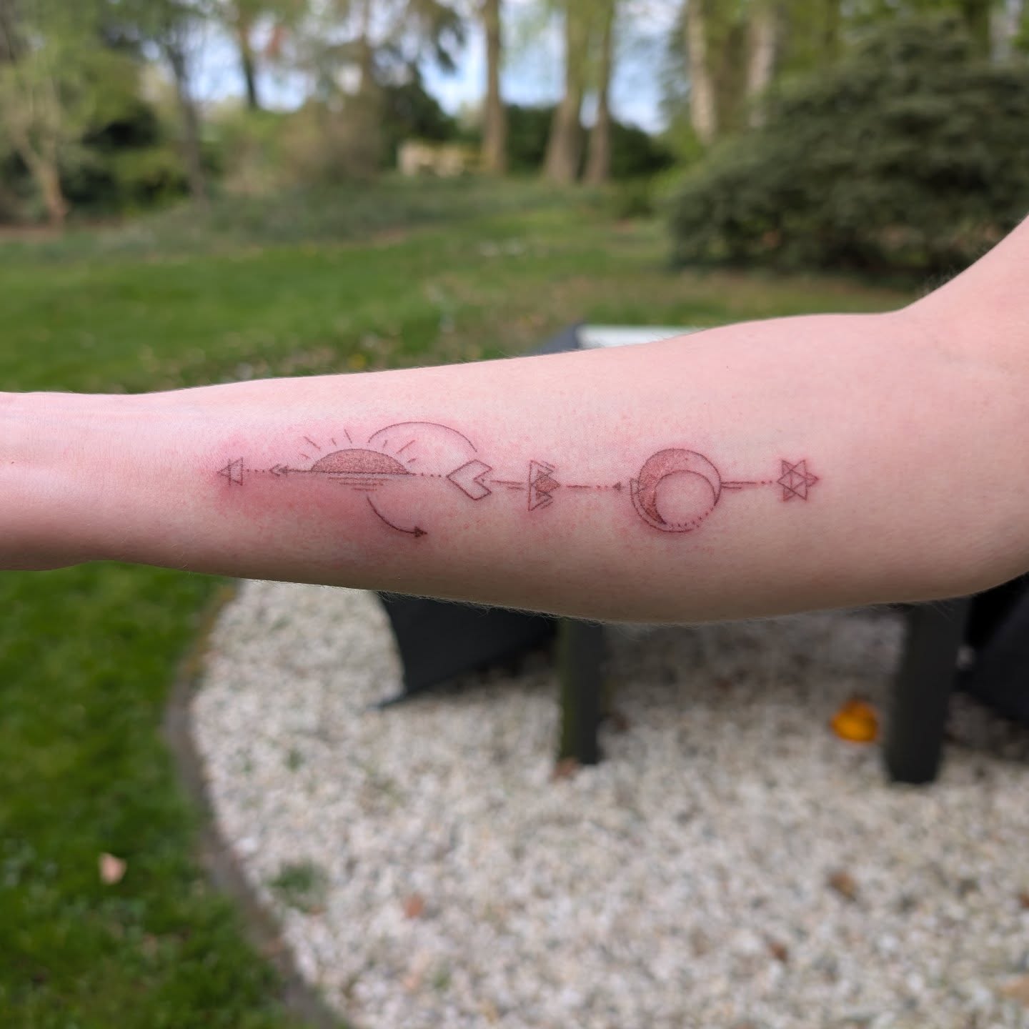 Een prachtige sepia tattoo voor een prachtige vrouw!♥️Helemaal uniek en compleet op haar afgestemd, lekker samen aan het ontwerp gewerkt en zo tot het YES!-gevoel gekomen🙏♥️Heel gaaf om een keer met bruin te werken ipv zwart, geeft een mooie zachte vibe aan de hele tatoeage!#sepiatattoo #stickandpokenl #sacreddoodletattoo #firsttattoo #femaletattooartist