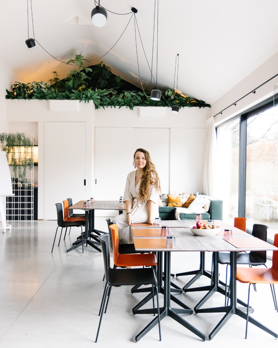 Veel vergaderlocaties zijn gemaakt voor grote groepen.
Bij Concept55 zijn ook kleine groepen welkom die nood hebben aan een privé-vergaderplek zonder afleiding.
Vergaderen doe je hier in een rustige, groene omgeving.
#concept55 #keerbergen #vergaderzaal