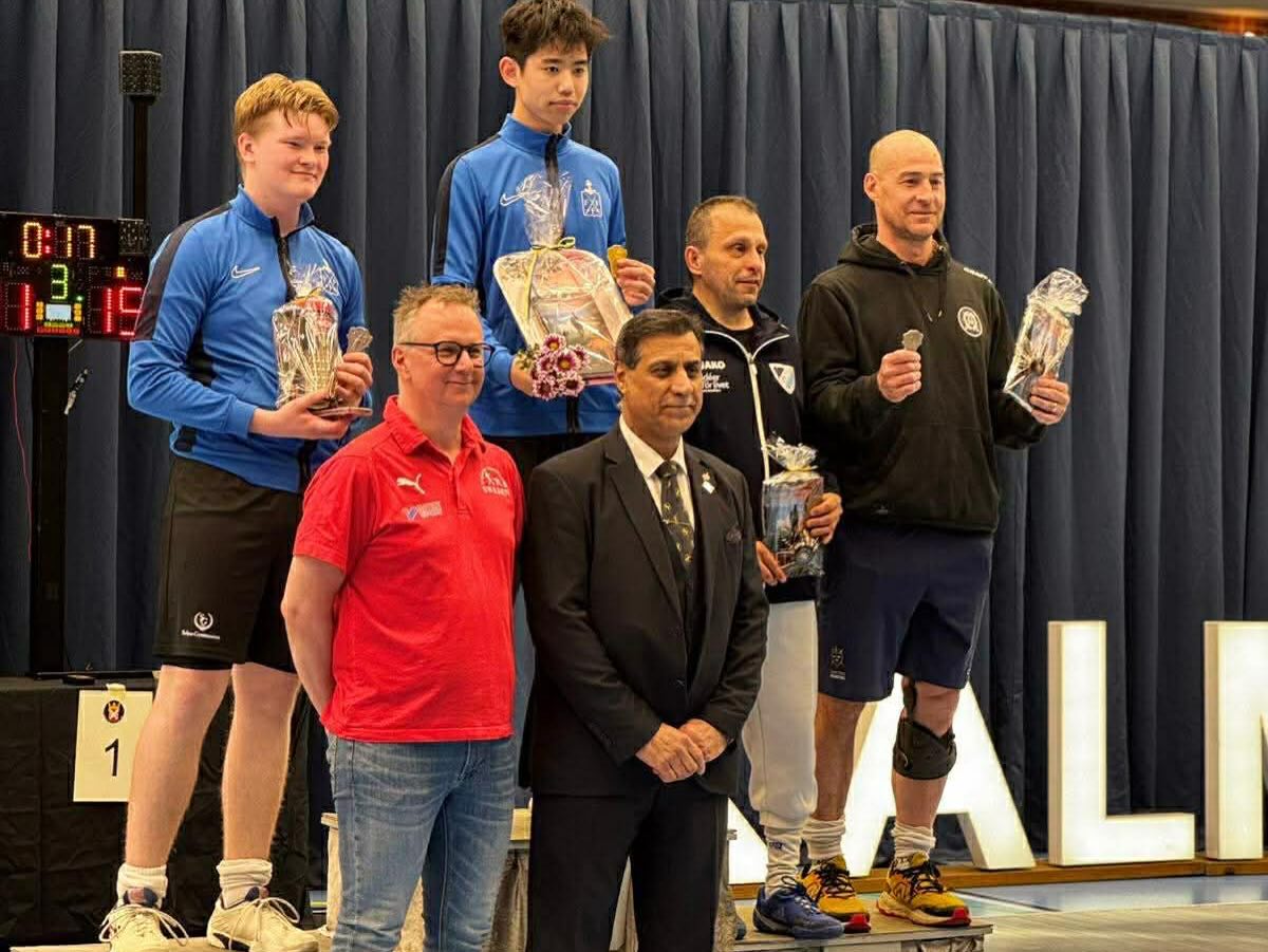 Säsongen börjar gå mot sitt slut och med det är senior SM i Kalmar avklarat👏
Sammanlagt blev det 5 stycken medaljer och flera härliga minnen💪 Under dag ett var det dam floretten, herr värjan och sabeln som körde. I floretten fick två av våra fäktare äran att kliva upp på prispallen🥳 Juliana hamnade på en fin andraplats efter en överlag bra tävling och alla vinster i poulen🥈👌 Mathilda lyckades knipa en bronsmedalj efter en nagelbitare till semifinal där hon tyvärr förlorade med 15-14🥉🤝 I sabeln fick Josef bronset efter en väldigt stabil tävling🥉👊 På värjsidan blev det inga medaljer, men det var fortfarande bra kämpat från samtliga deltagande🫡
Dag två var det herr floretten och veteran värjan tur. Floretten bjöd på en dubbelsidig Ängby final där Alvar mötte Rufus🤯❤️ Alvar fick se sig besegrad och fick silvret🥈 Rufus kammade hem guldet, vi får helt enkelt bara gratulera Sveriges nya svenska mästare i florett🥇🧏♂️ Värjan gav denna dag inte heller några pallplatser. Dock fick man se mycket fin fäktning från våra lite mer rutinerade fäktare👌
Vi på mediateamet vill avsluta och tacka @kalmarfaktklubb för en fin arrangerad tävling. Nu taggar vi om för nästa tävling🐼
#svartvittguld #ängbyärbäst