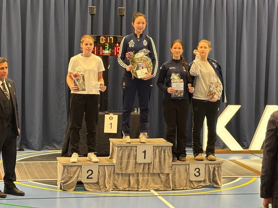 Säsongen börjar gå mot sitt slut och med det är senior SM i Kalmar avklarat👏
Sammanlagt blev det 5 stycken medaljer och flera härliga minnen💪 Under dag ett var det dam floretten, herr värjan och sabeln som körde. I floretten fick två av våra fäktare äran att kliva upp på prispallen🥳 Juliana hamnade på en fin andraplats efter en överlag bra tävling och alla vinster i poulen🥈👌 Mathilda lyckades knipa en bronsmedalj efter en nagelbitare till semifinal där hon tyvärr förlorade med 15-14🥉🤝 I sabeln fick Josef bronset efter en väldigt stabil tävling🥉👊 På värjsidan blev det inga medaljer, men det var fortfarande bra kämpat från samtliga deltagande🫡
Dag två var det herr floretten och veteran värjan tur. Floretten bjöd på en dubbelsidig Ängby final där Alvar mötte Rufus🤯❤️ Alvar fick se sig besegrad och fick silvret🥈 Rufus kammade hem guldet, vi får helt enkelt bara gratulera Sveriges nya svenska mästare i florett🥇🧏♂️ Värjan gav denna dag inte heller några pallplatser. Dock fick man se mycket fin fäktning från våra lite mer rutinerade fäktare👌
Vi på mediateamet vill avsluta och tacka @kalmarfaktklubb för en fin arrangerad tävling. Nu taggar vi om för nästa tävling🐼
#svartvittguld #ängbyärbäst