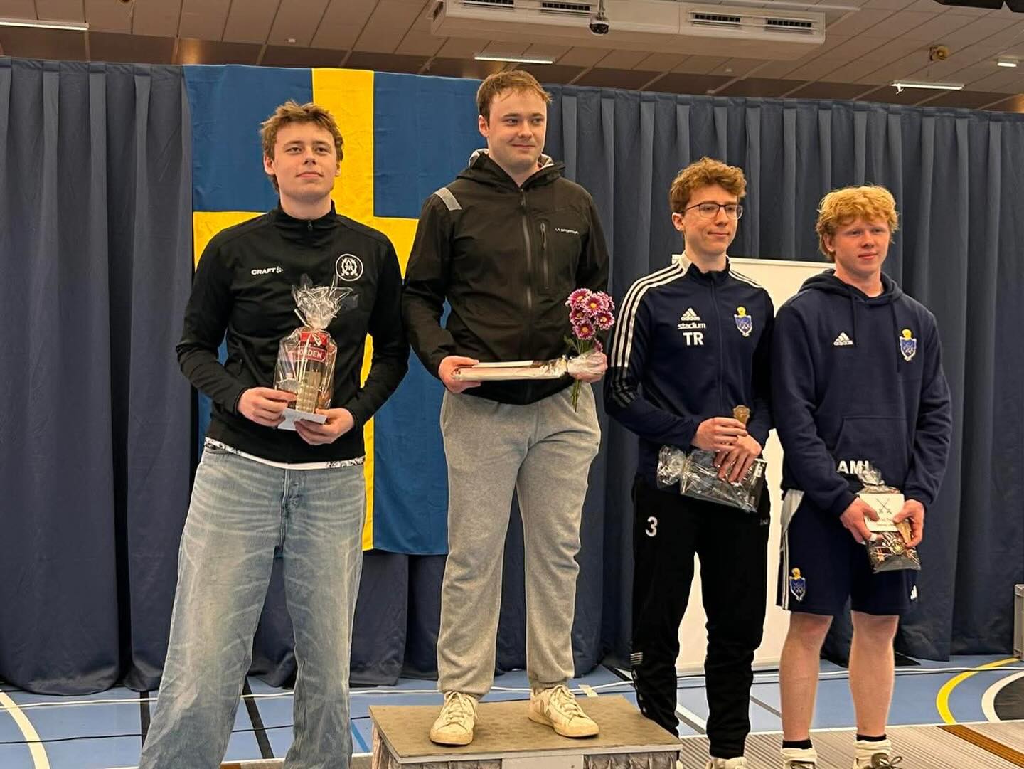 Säsongen börjar gå mot sitt slut och med det är senior SM i Kalmar avklarat👏
Sammanlagt blev det 5 stycken medaljer och flera härliga minnen💪 Under dag ett var det dam floretten, herr värjan och sabeln som körde. I floretten fick två av våra fäktare äran att kliva upp på prispallen🥳 Juliana hamnade på en fin andraplats efter en överlag bra tävling och alla vinster i poulen🥈👌 Mathilda lyckades knipa en bronsmedalj efter en nagelbitare till semifinal där hon tyvärr förlorade med 15-14🥉🤝 I sabeln fick Josef bronset efter en väldigt stabil tävling🥉👊 På värjsidan blev det inga medaljer, men det var fortfarande bra kämpat från samtliga deltagande🫡
Dag två var det herr floretten och veteran värjan tur. Floretten bjöd på en dubbelsidig Ängby final där Alvar mötte Rufus🤯❤️ Alvar fick se sig besegrad och fick silvret🥈 Rufus kammade hem guldet, vi får helt enkelt bara gratulera Sveriges nya svenska mästare i florett🥇🧏♂️ Värjan gav denna dag inte heller några pallplatser. Dock fick man se mycket fin fäktning från våra lite mer rutinerade fäktare👌
Vi på mediateamet vill avsluta och tacka @kalmarfaktklubb för en fin arrangerad tävling. Nu taggar vi om för nästa tävling🐼
#svartvittguld #ängbyärbäst