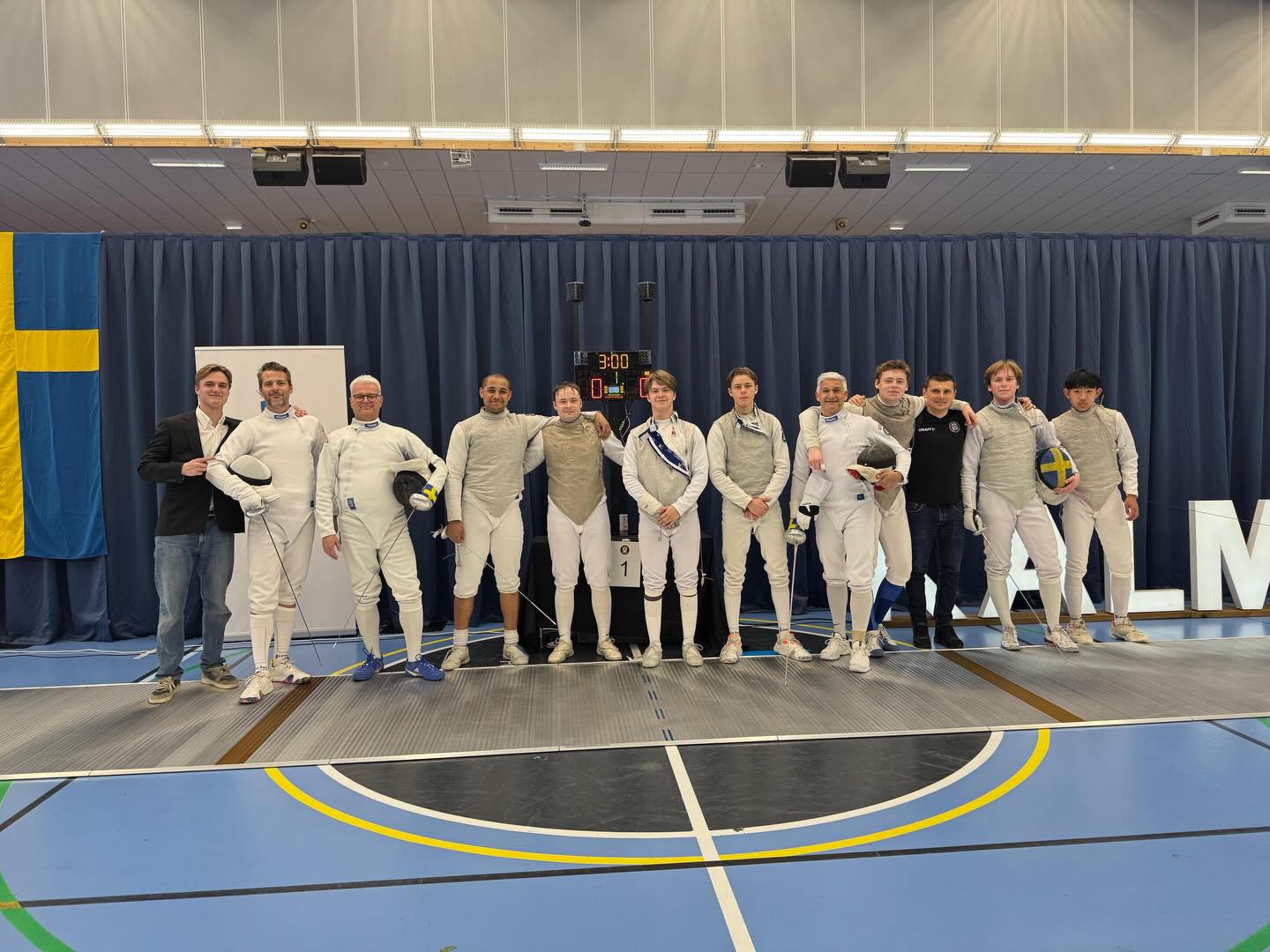 Säsongen börjar gå mot sitt slut och med det är senior SM i Kalmar avklarat👏
Sammanlagt blev det 5 stycken medaljer och flera härliga minnen💪 Under dag ett var det dam floretten, herr värjan och sabeln som körde. I floretten fick två av våra fäktare äran att kliva upp på prispallen🥳 Juliana hamnade på en fin andraplats efter en överlag bra tävling och alla vinster i poulen🥈👌 Mathilda lyckades knipa en bronsmedalj efter en nagelbitare till semifinal där hon tyvärr förlorade med 15-14🥉🤝 I sabeln fick Josef bronset efter en väldigt stabil tävling🥉👊 På värjsidan blev det inga medaljer, men det var fortfarande bra kämpat från samtliga deltagande🫡
Dag två var det herr floretten och veteran värjan tur. Floretten bjöd på en dubbelsidig Ängby final där Alvar mötte Rufus🤯❤️ Alvar fick se sig besegrad och fick silvret🥈 Rufus kammade hem guldet, vi får helt enkelt bara gratulera Sveriges nya svenska mästare i florett🥇🧏♂️ Värjan gav denna dag inte heller några pallplatser. Dock fick man se mycket fin fäktning från våra lite mer rutinerade fäktare👌
Vi på mediateamet vill avsluta och tacka @kalmarfaktklubb för en fin arrangerad tävling. Nu taggar vi om för nästa tävling🐼
#svartvittguld #ängbyärbäst