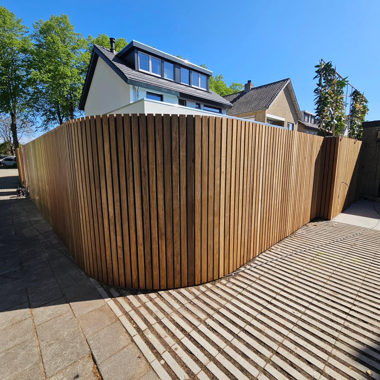 Warmte, luxe en een exclusieve uitstraling! Deze Fraké schutting hebben we geplaatst in opdracht van @keimooibestratingen #luxeschutting #ulvenhout #tuinidee #Breda #tuinaanleg